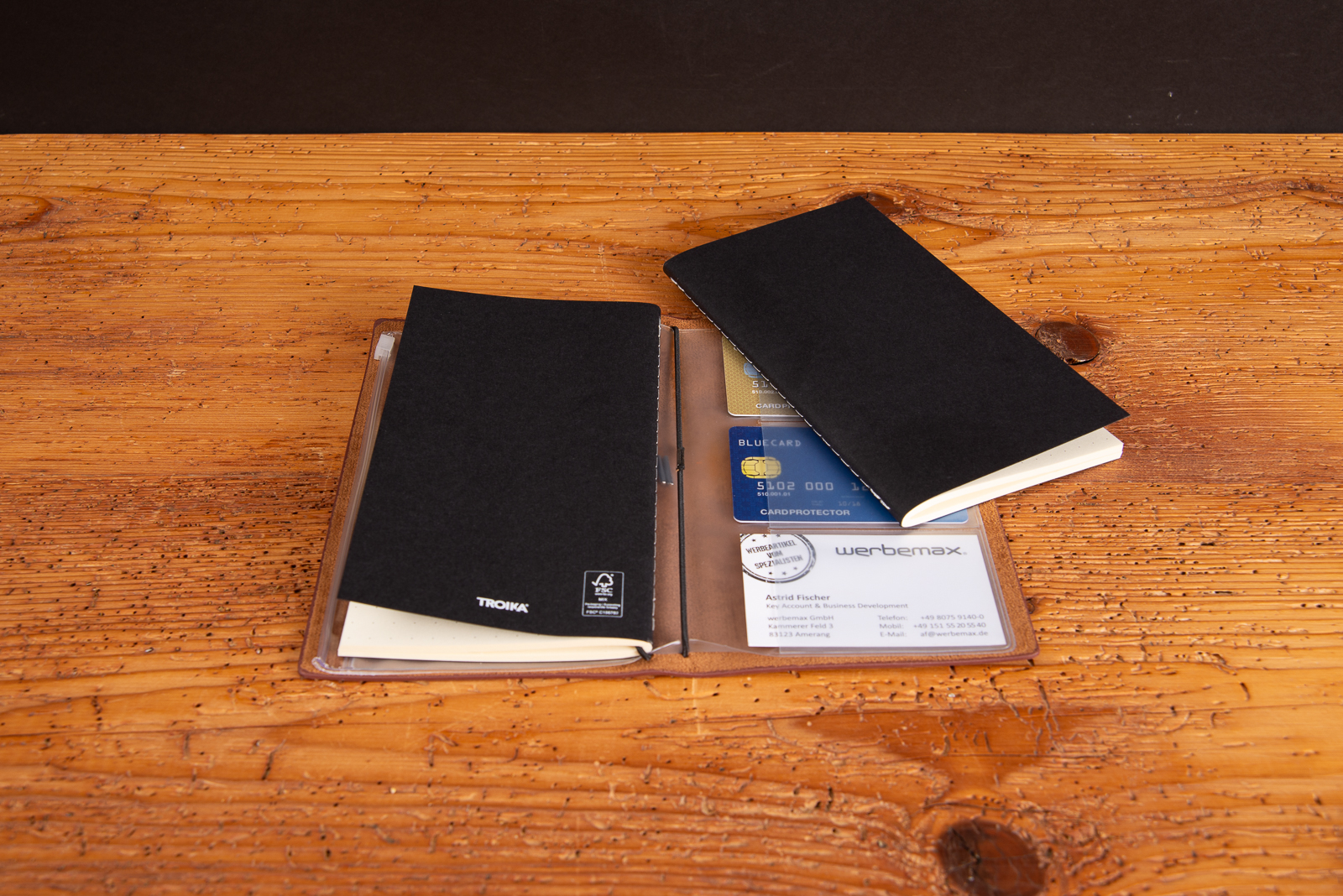 Troika Bullet Journal mit herausnehmbaren Notizb&uuml;chern und Kartenf&auml;chern, hochwertiges Notizbuch mit Logo f&uuml;r Kunden und Mitarbeitende.