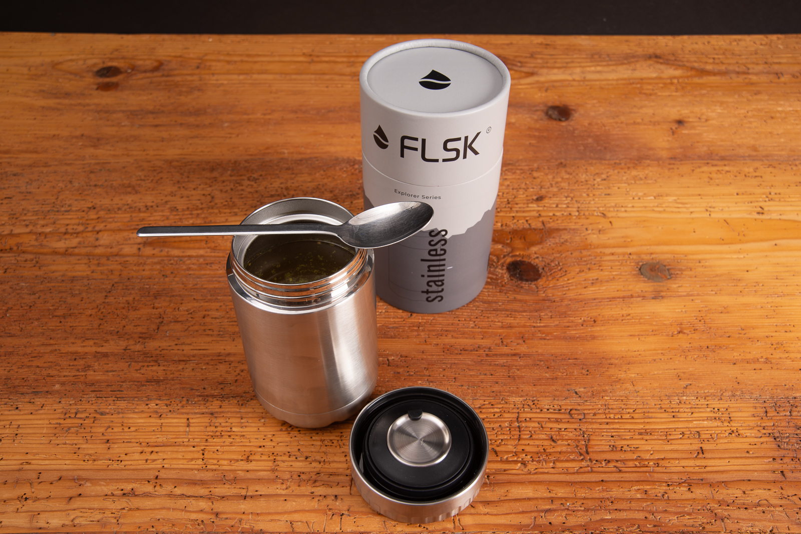 FLSK Food Jar aus Edelstahl mit ge&ouml;ffnetem Deckel und L&ouml;ffel, hochwertiger Thermobeh&auml;lter f&uuml;r Essen als nachhaltiges Werbegeschenk mit Logo