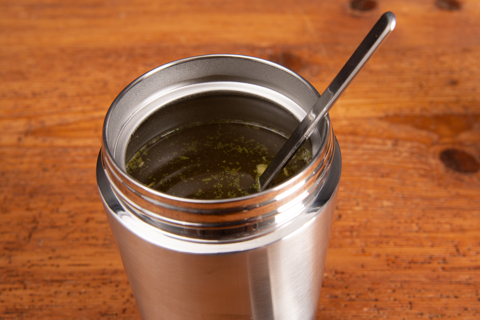 Ge&ouml;ffneter FLSK Food Jar mit hei&szlig;er Speise und L&ouml;ffel, Thermobeh&auml;lter f&uuml;r Essen aus Edelstahl f&uuml;r B&uuml;ro, unterwegs und als Werbeartikel