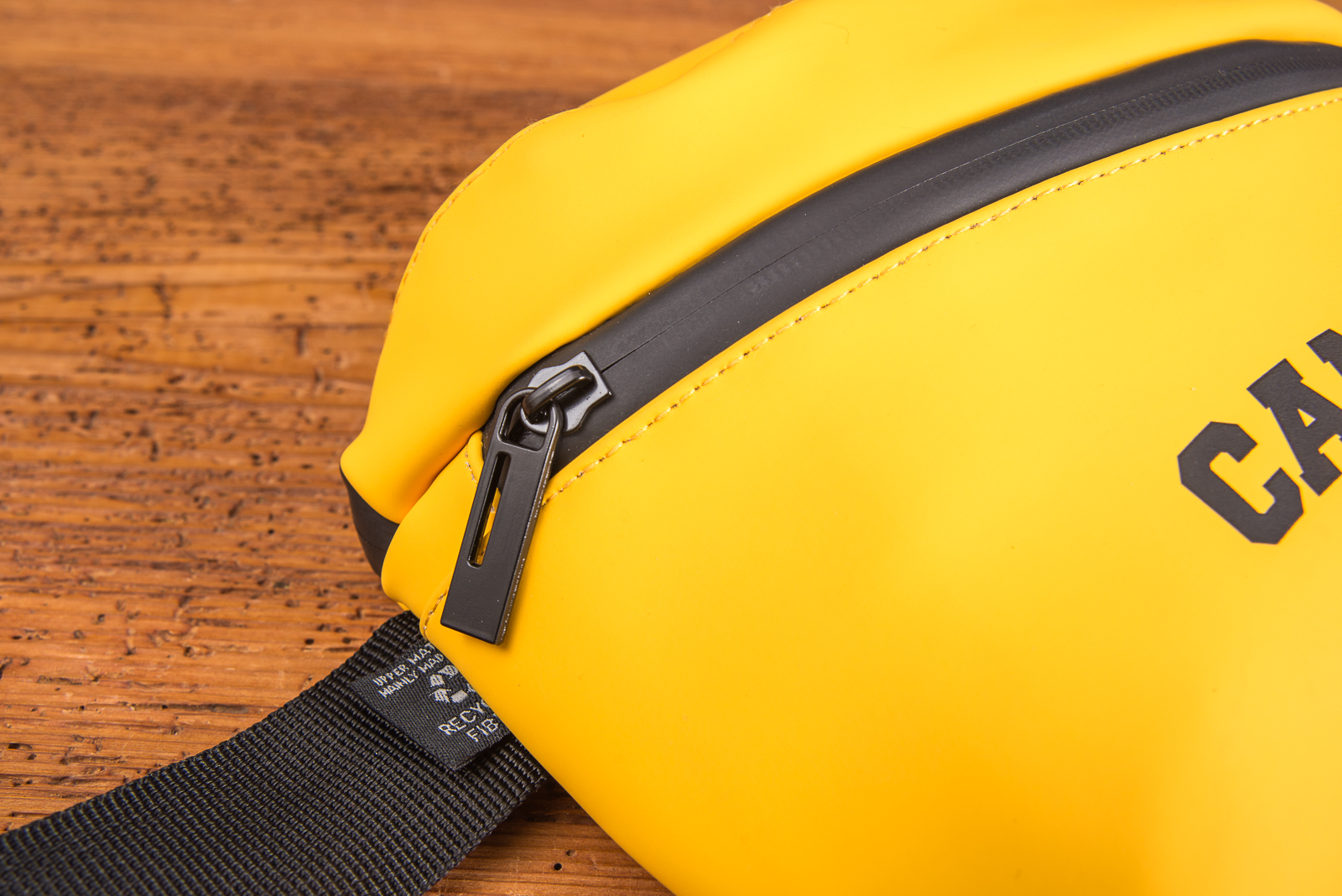 Detailansicht der G&uuml;rteltasche PURE von halfar mit wasserdichtem Rei&szlig;verschluss