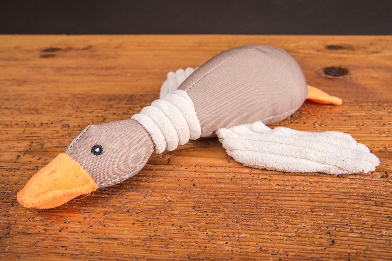 Hundespielzeug mit Quietschfunktion. Das Kauspielzeug in Form einer liegenden Ente kann mit Logo personalisiert werden.