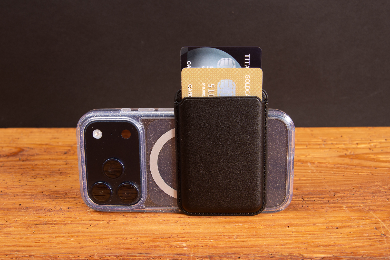 MagSafe Kartenetui LEFTA aus schwarzem Kunstleder mit Karten auf der R&uuml;ckseite eines Smartphones, schlankes Slim Wallet als modernes Werbegeschenk und funktionales Handyzubeh&ouml;r