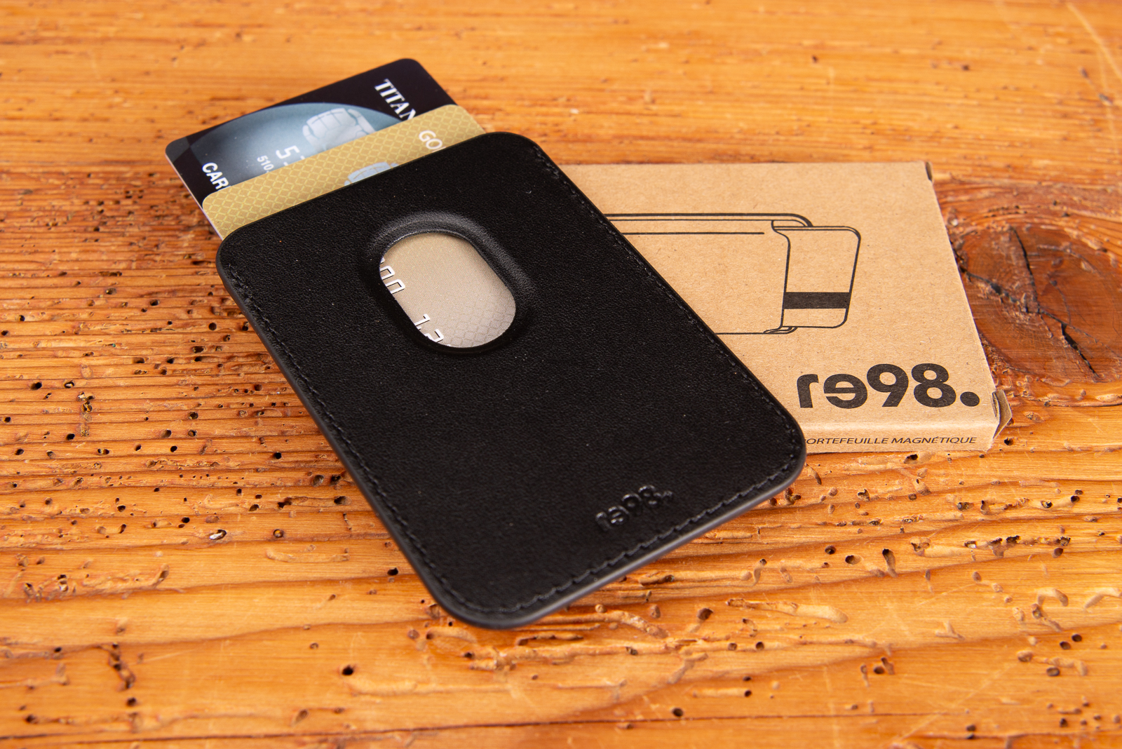 Slim MagSafe Kartenetui LEFTA aus Kunstleder mit ovaler Entnahme&ouml;ffnung, elegantes Kartenetui f&uuml;r Smartphones als modernes Werbemittel und hochwertiges Handyzubeh&ouml;r