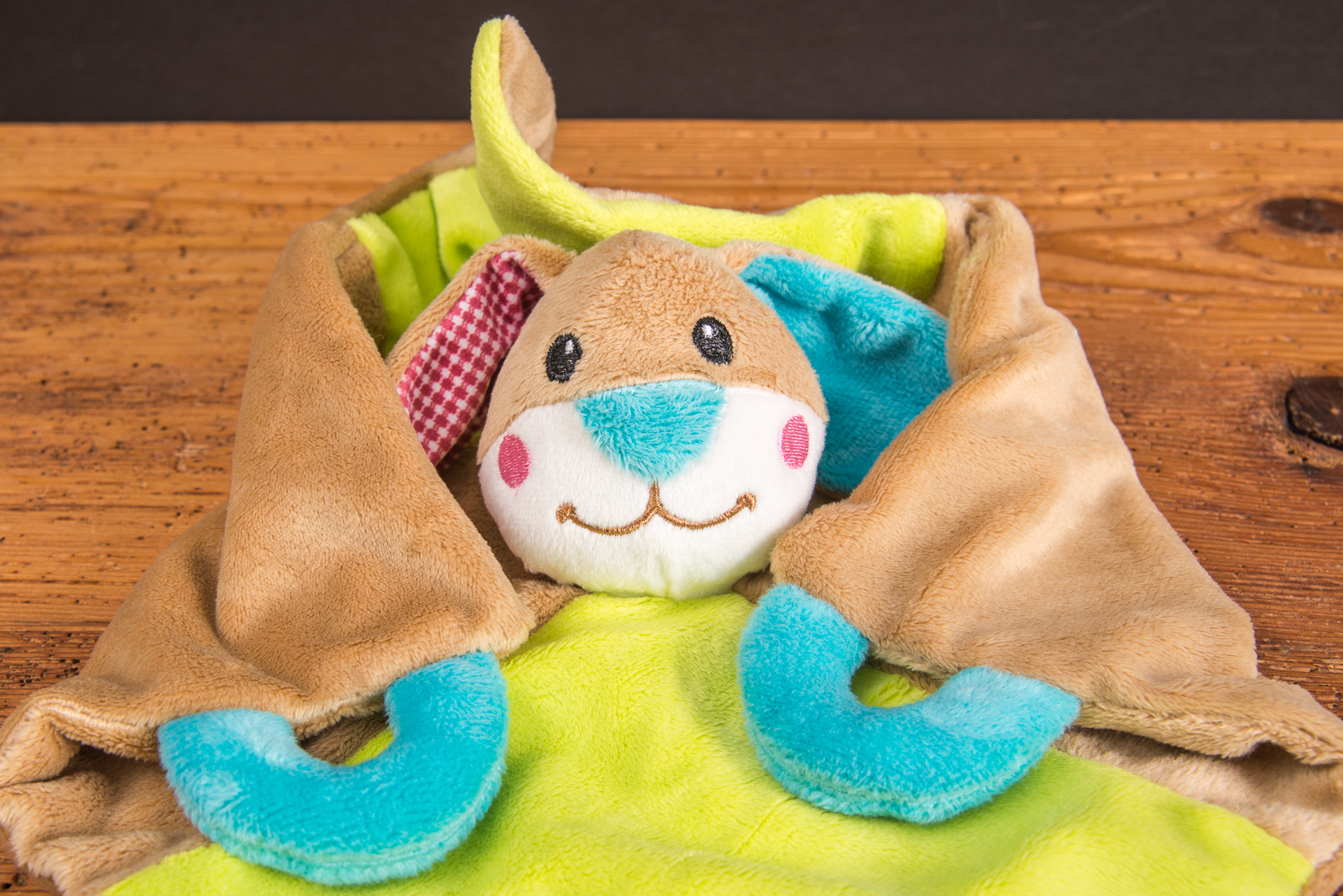 Schmusetuch Hase mit liebevollen Details, flauschiges Schnuffeltuch f&uuml;r Babys aus Pl&uuml;sch in Gr&uuml;n, Beige und Blau