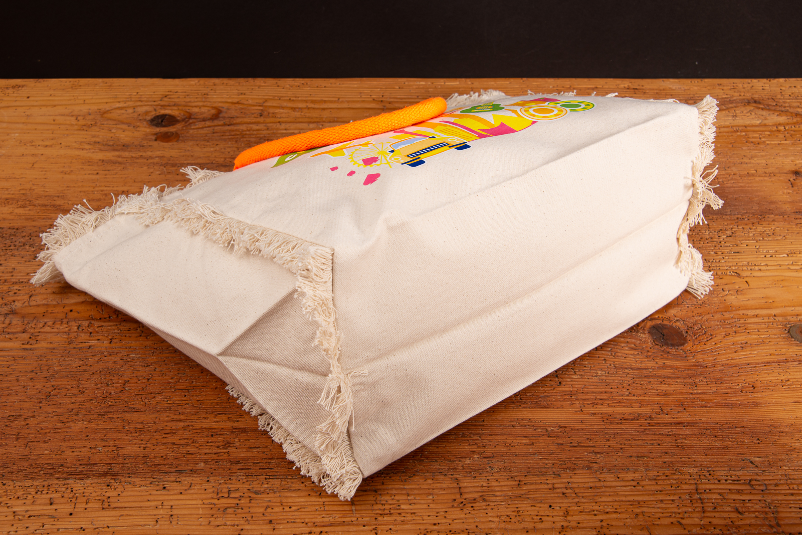 Organic Fairtrade Strandtasche Lola &ndash; Seitenansicht der Badetasche mit Bodenfalte und verst&auml;rktem Stoffboden. Als nachhaltige Strandtasche mit Logo. 