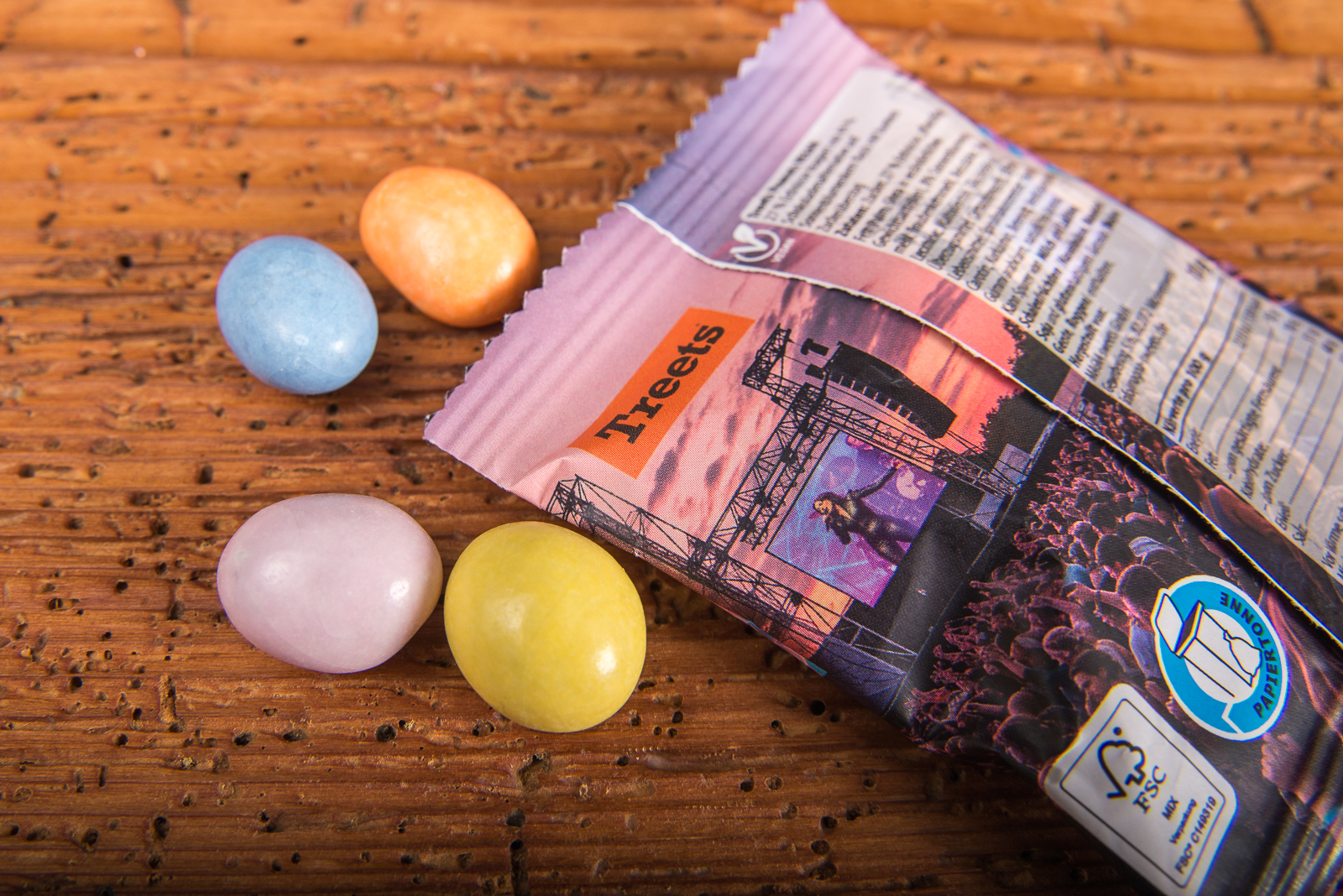 Bunte vegane Treets als S&uuml;&szlig;igkeiten mit Schokoladen-Alternative auf Holzuntergrund