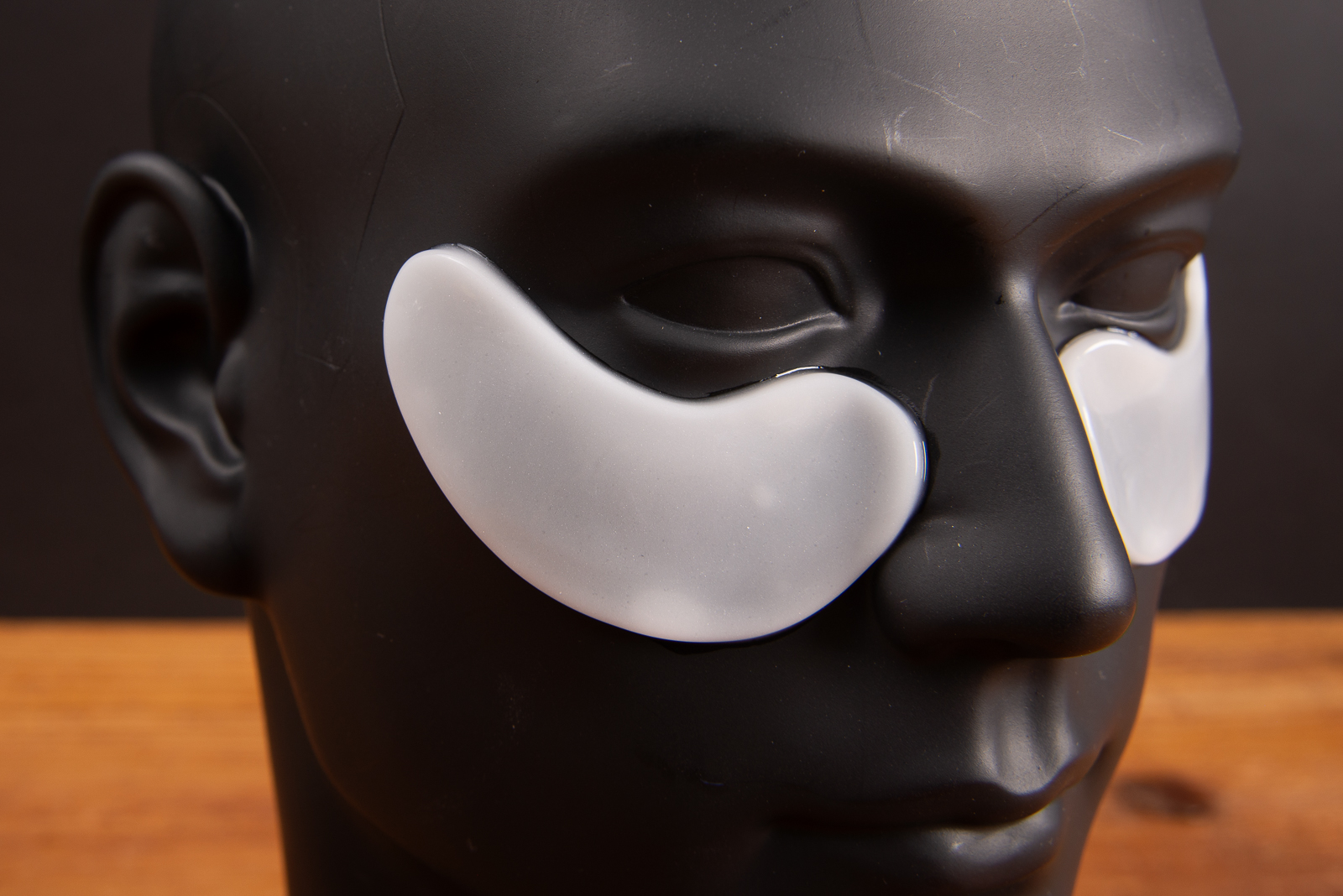 Augenpads mit Hyaluron mit Logo am Modell getragen &ndash; k&uuml;hlende Pflegepads f&uuml;r die Augenpartie