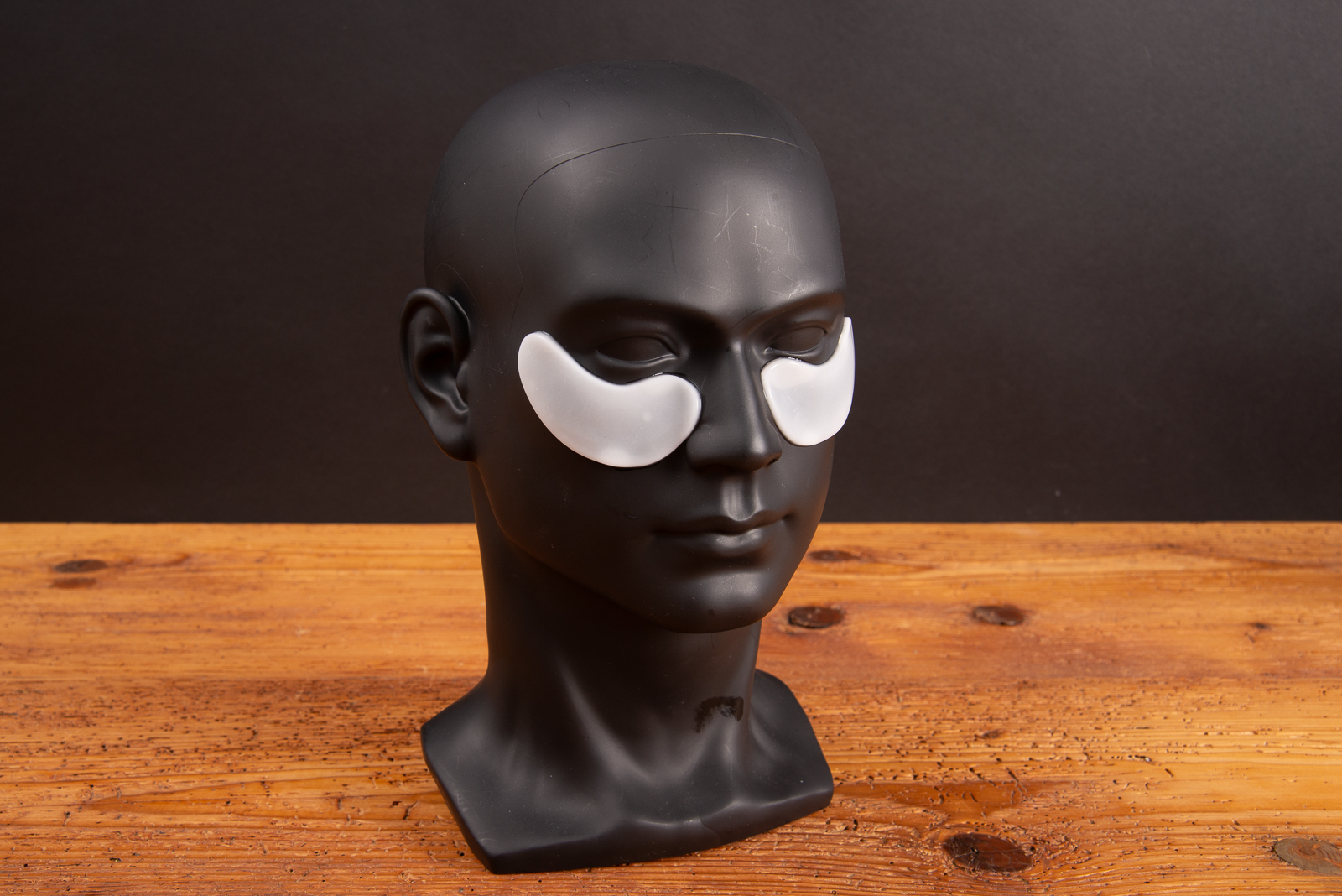 Augenpads mit Hyaluron mit Logo Detailansicht am Auge &ndash; sanft haftende Pflegepads mit K&uuml;hl-Effekt