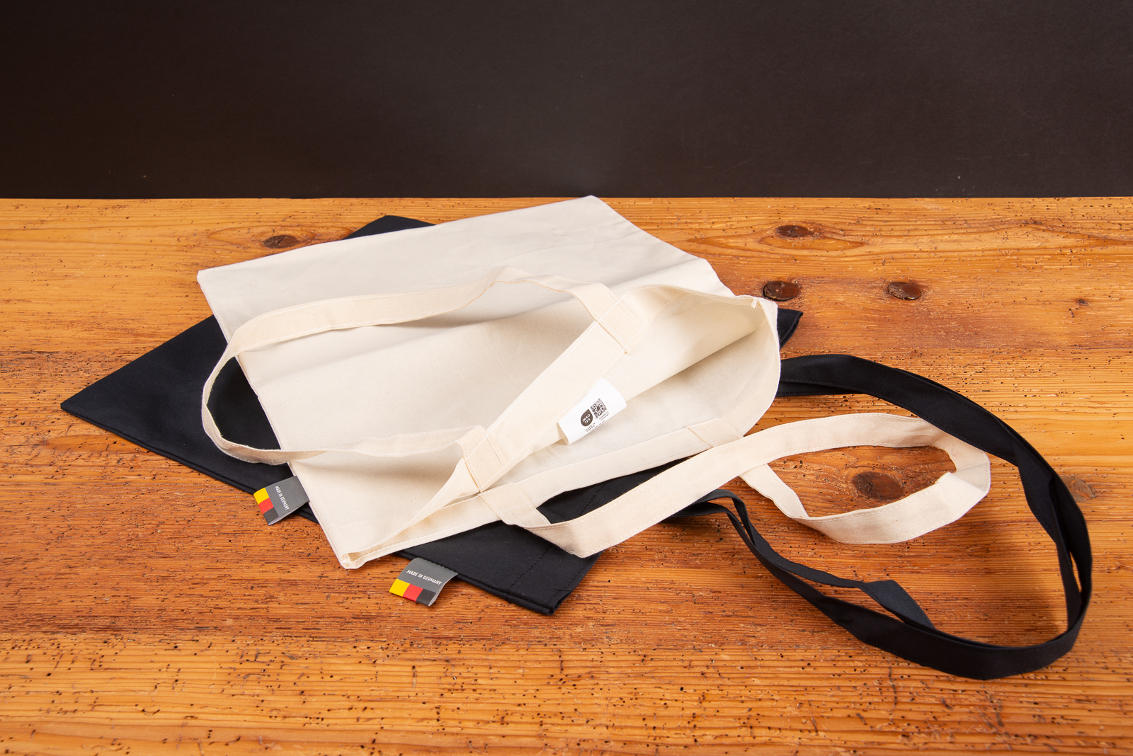 Baumwoll Tragetasche Made in Germany in Schwarz und Natur &ndash; nachhaltiger Werbeartikel mit Logo bedrucken