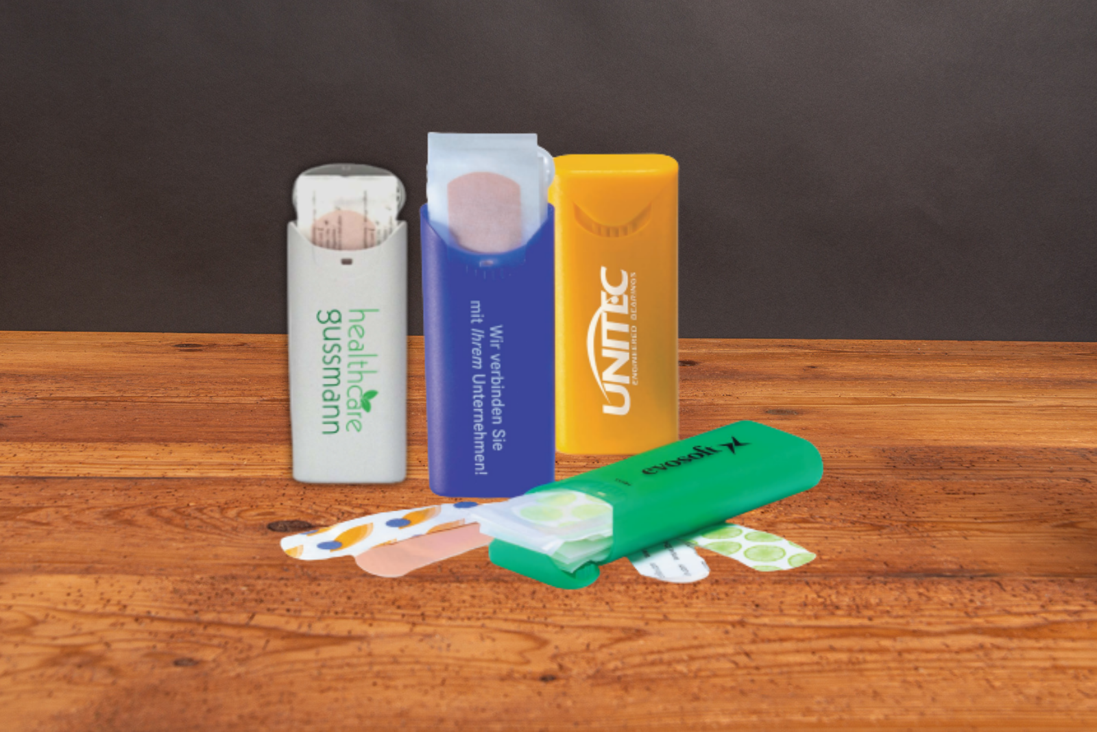 Pflasterbox mit Logo als Werbeartikel in verschiedenen Farben, kompakte Pflasterbox bedruckt f&uuml;r Unternehmen, gef&uuml;llt mit hochwertigen Pflastern