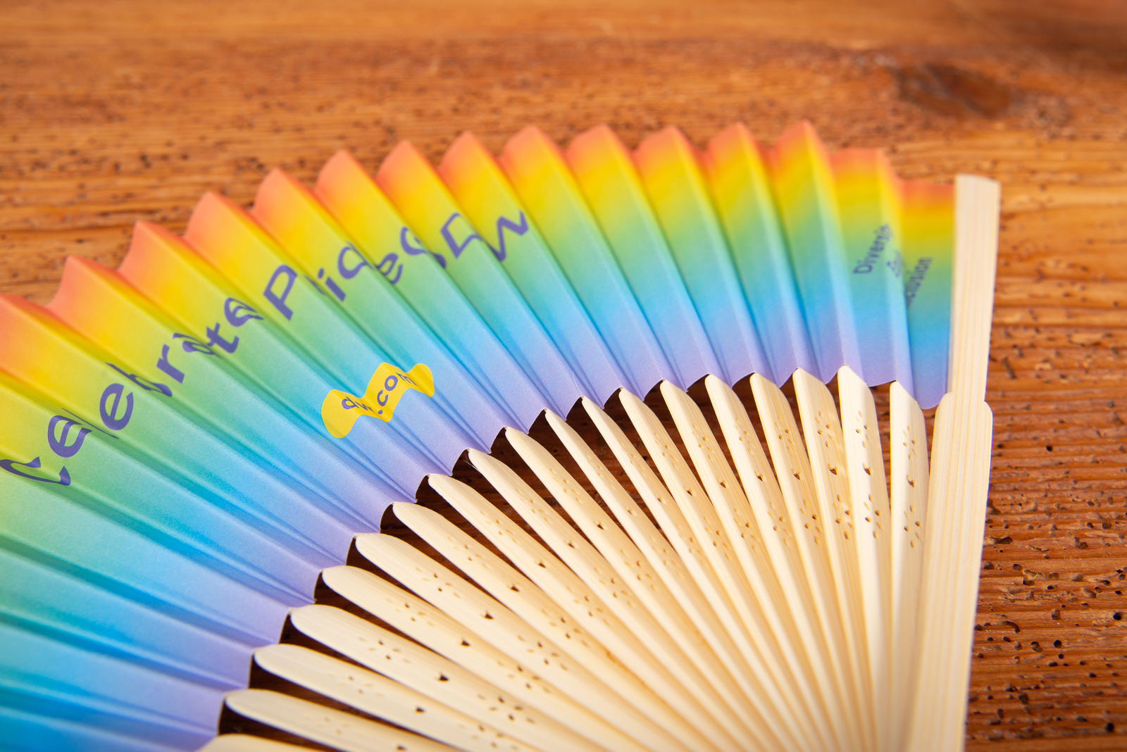 Detailansicht F&auml;cher Werbeartikel mit Logo &ndash; Handf&auml;cher aus Bambus f&uuml;r Festival Promotion