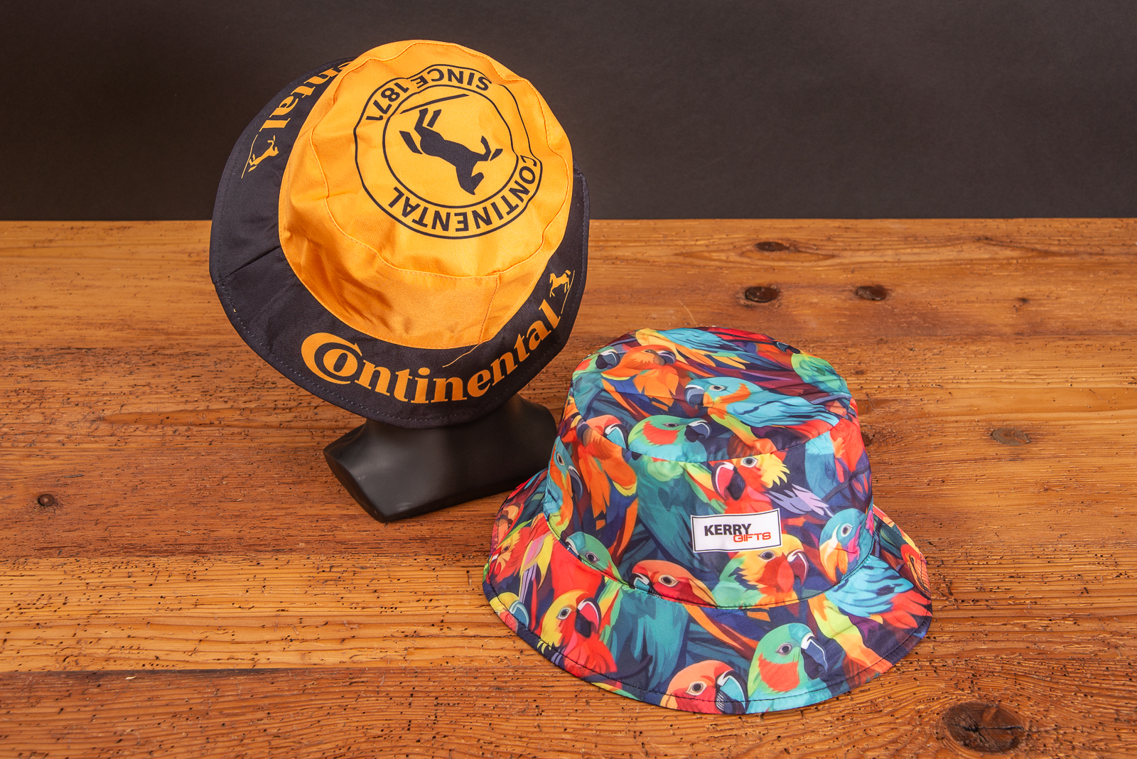 Wendbarer Bucket Hat als Festival Merch und Werbeartikel mit Logo f&uuml;r sichtbares Branding bei Sommer-Events.