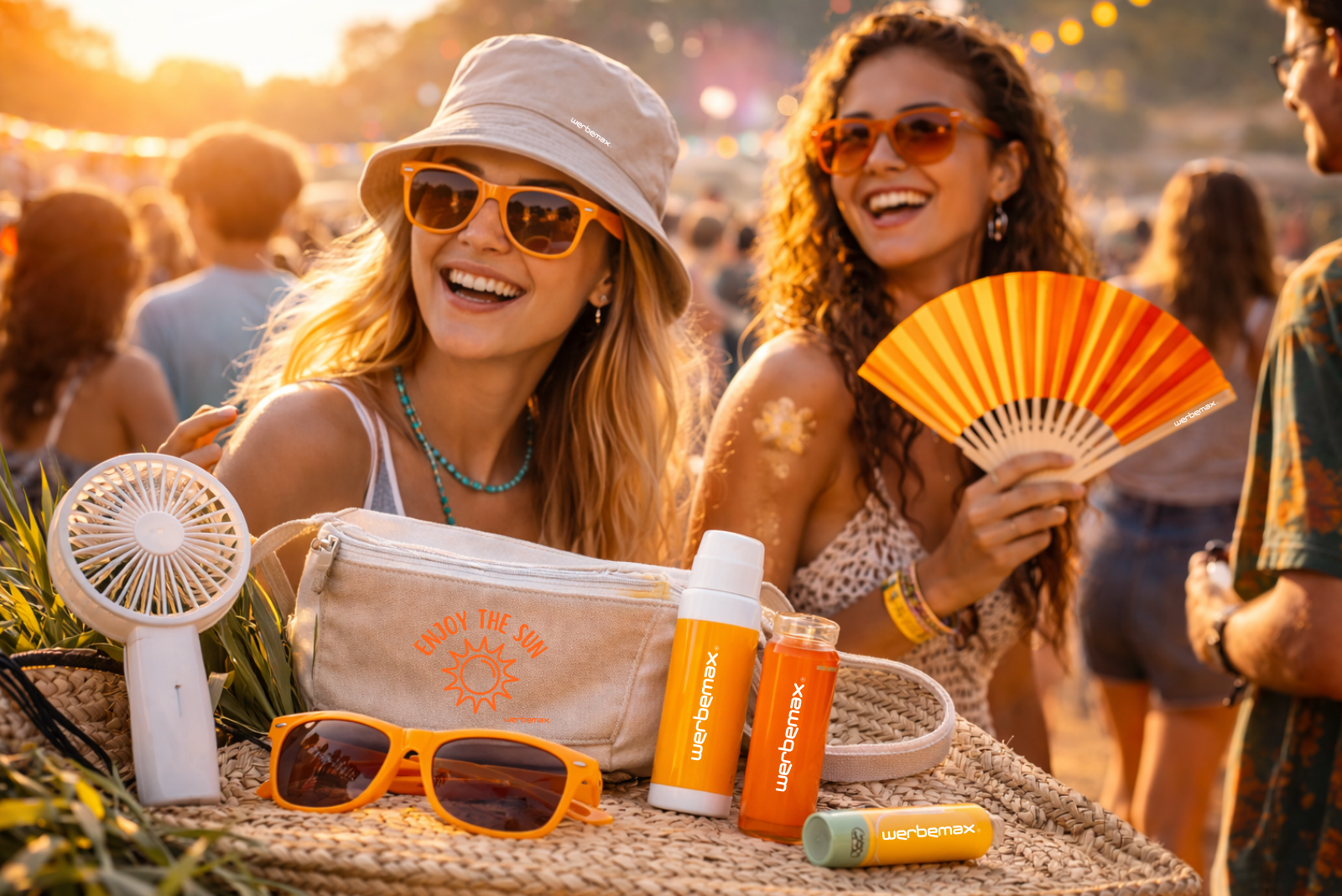 Festival Merch mit Sonnenbrille, Bucket Hat, G&uuml;rteltasche, Handventilator und Energy Shot bei sommerlichem Festival-Event der Gen Z.