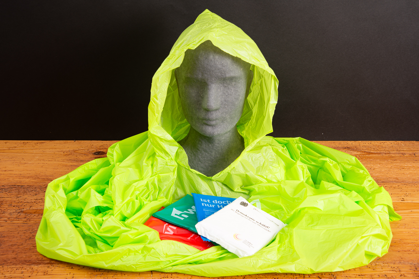 Regenponcho mit Logo als praktischer Festival Werbeartikel f&uuml;r wechselhaftes Wetter bei Open-Air-Events.