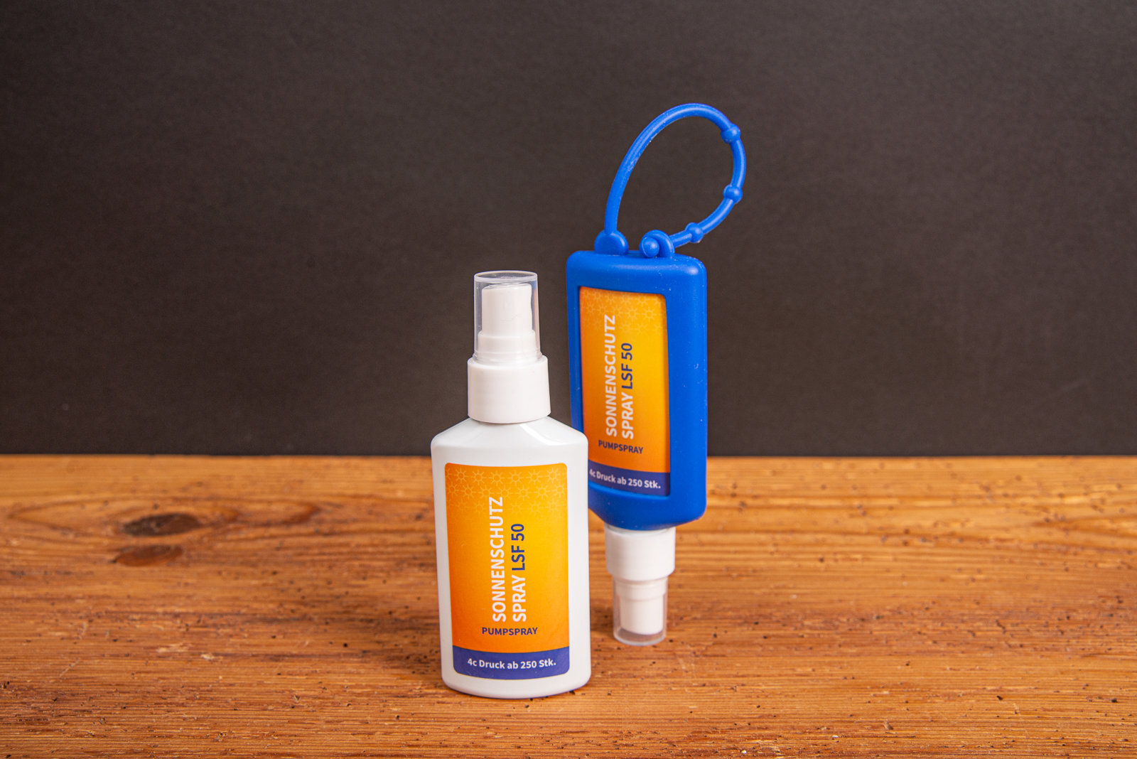 Sonnenschutz Spray LSF 50 mit Logo als praktischer Festival Werbeartikel f&uuml;r Sommer Events und Promotion unter der Sonne.