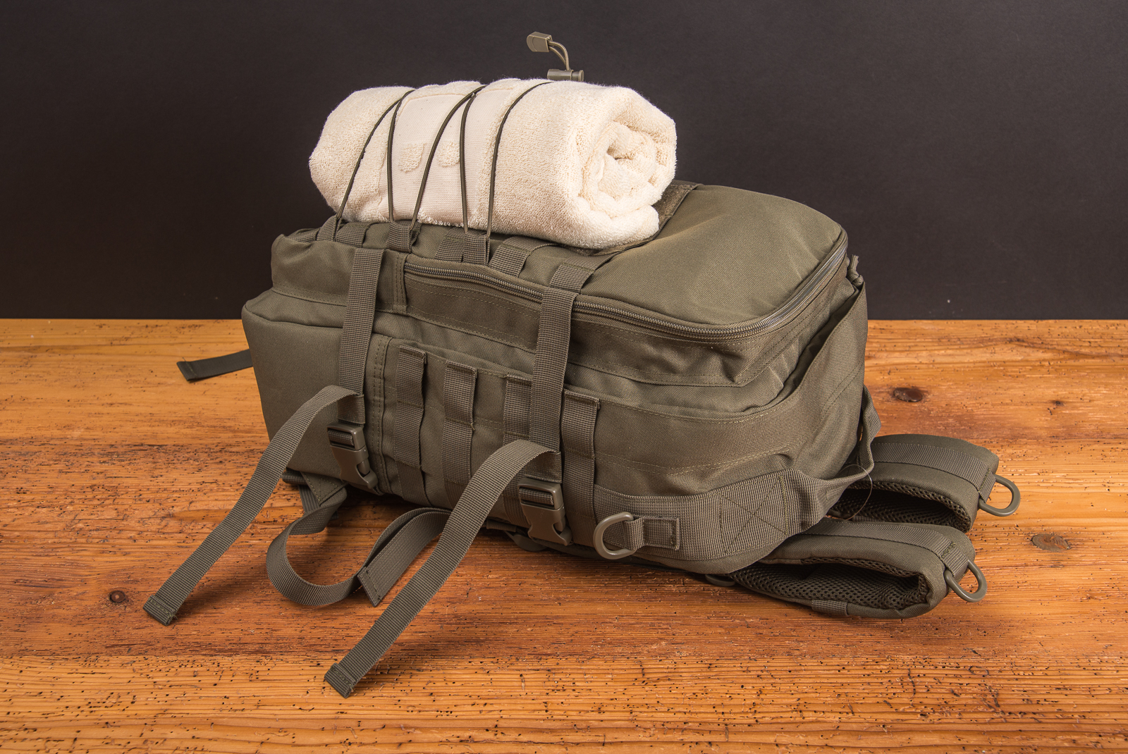 Halfar Laptoprucksack MOLLE liegend mit zus&auml;tzlicher Ausr&uuml;stung befestigt als besonderes Geschenk mit Logo