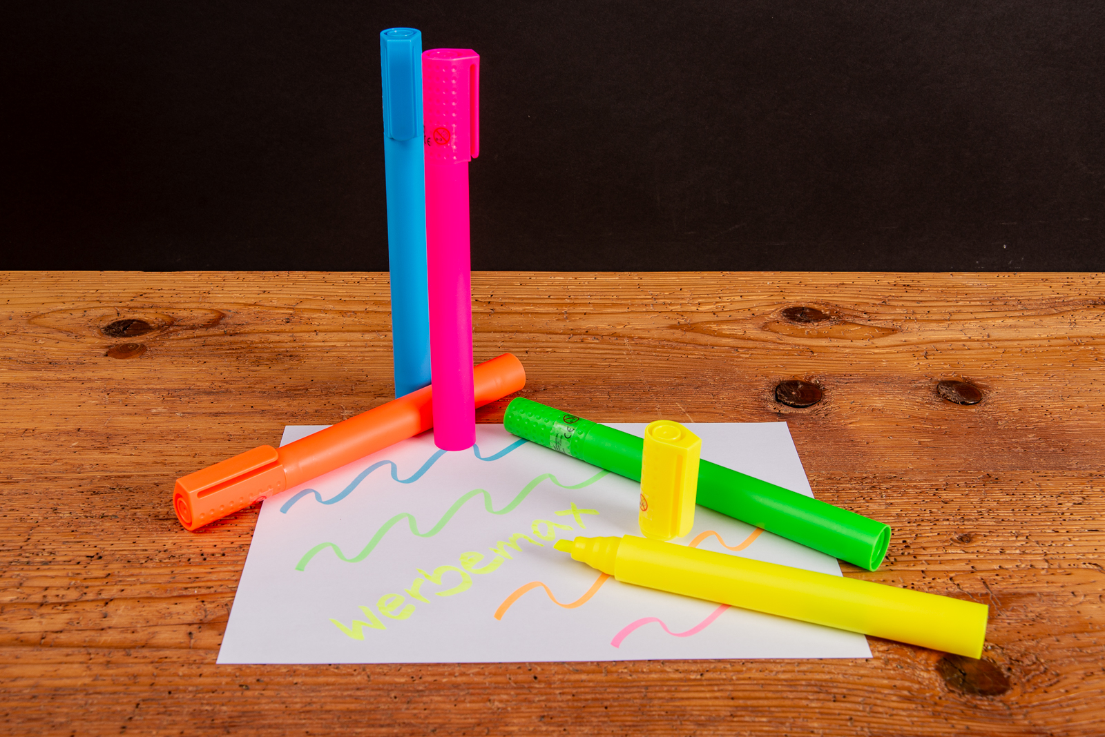 Jumbo Textmarker im XL-Format als Riechstifte in leuchtenden Farben auf Papier mit &bdquo;werbemax&ldquo;-Schriftzug &ndash; aufmerksamkeitsstarkes Giveaway f&uuml;r Messen und Bewerbermarketing mit gro&szlig;er Werbefl&auml;che und hohem Erinnerungswert.