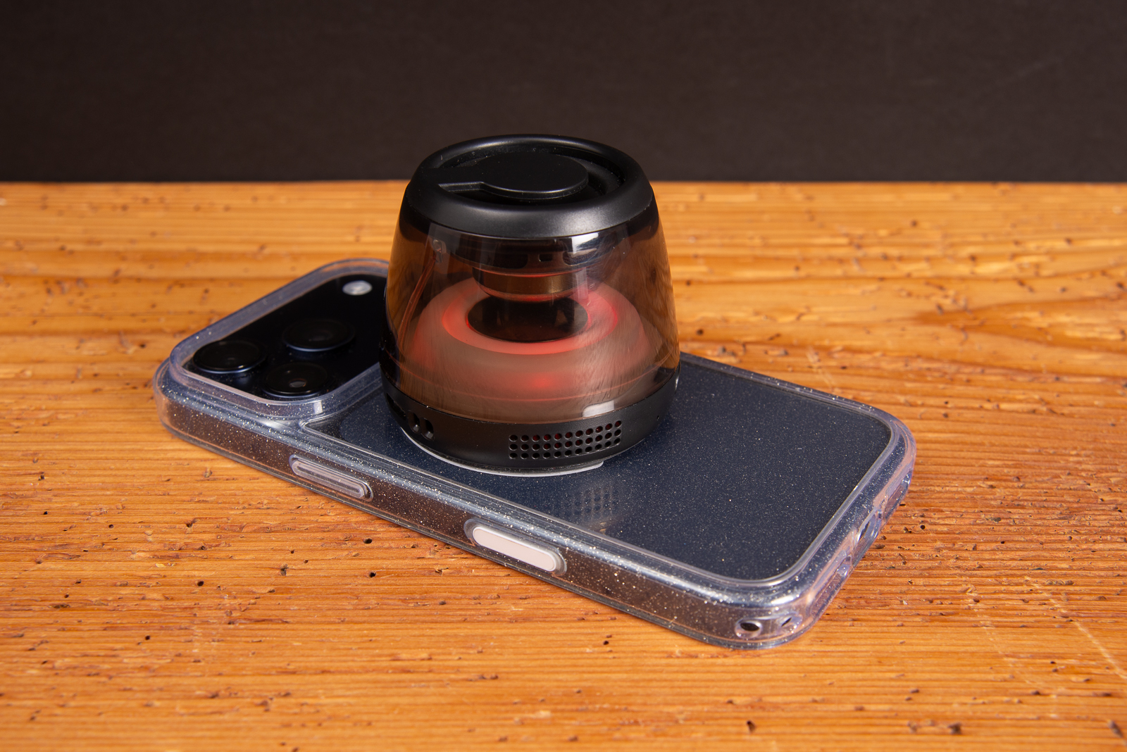 Bluetooth Box mit MagSafe direkt auf dem Smartphone &ndash; moderner Lautsprecher mit Bluetooth f&uuml;r Merch und Mitarbeitergeschenke