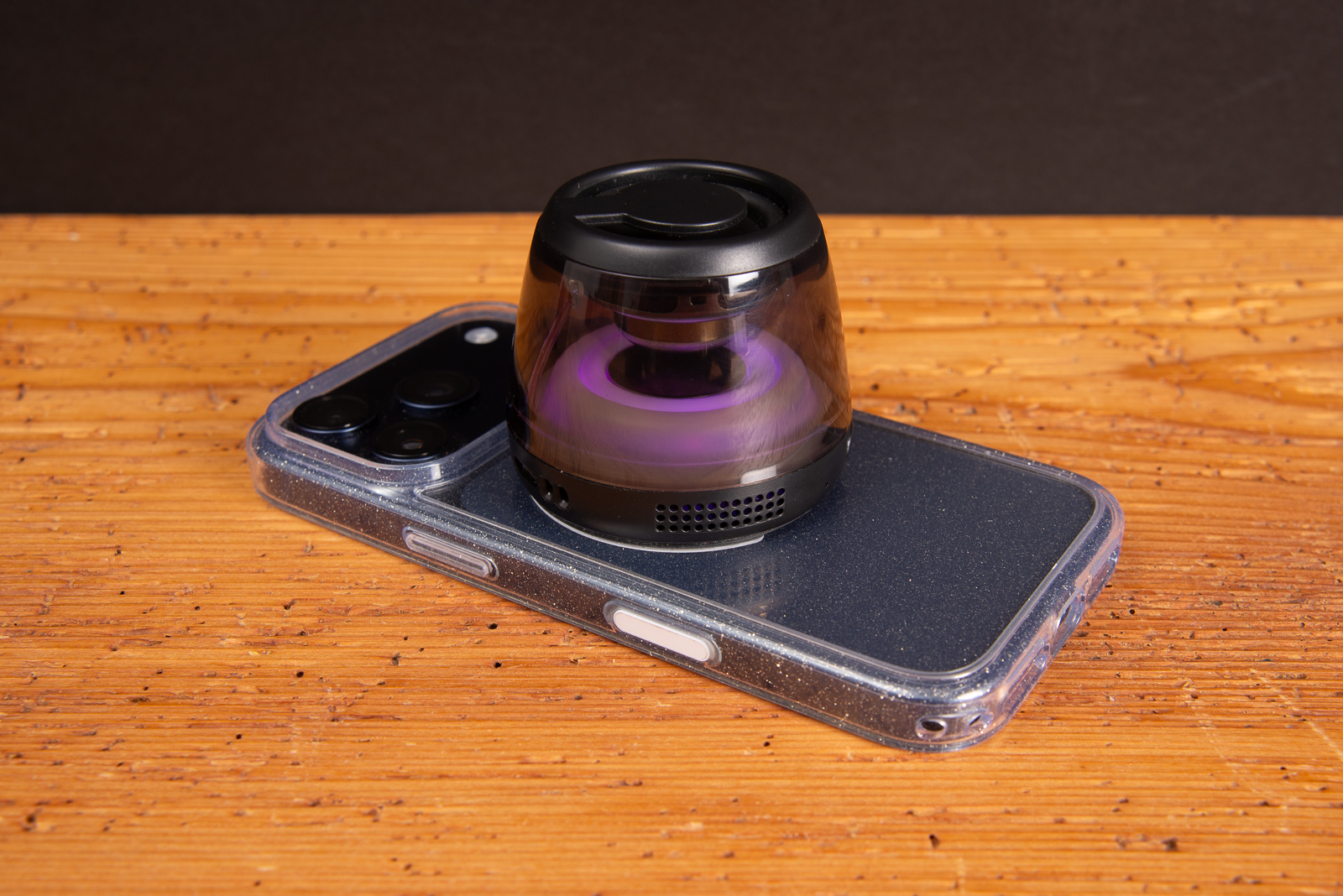 MagSafe Bluetooth Lautsprecher mit Farbwechsel &ndash; stylischer Bluetooth Speaker als innovativer Merch Artikel