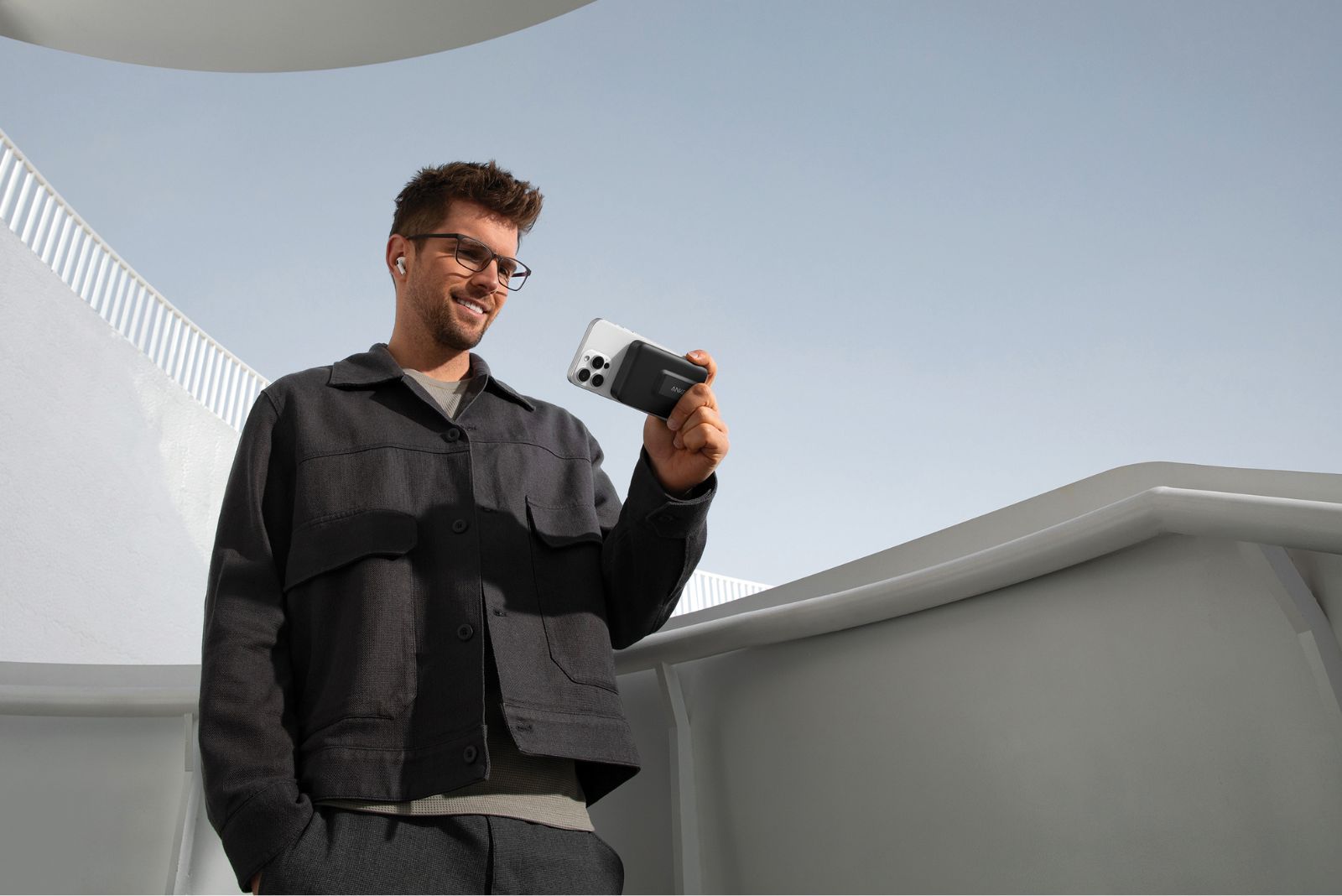 Anker MagSafe Powerbank mit Logo als exklusives Mitarbeitergeschenk f&uuml;r mobile Teams