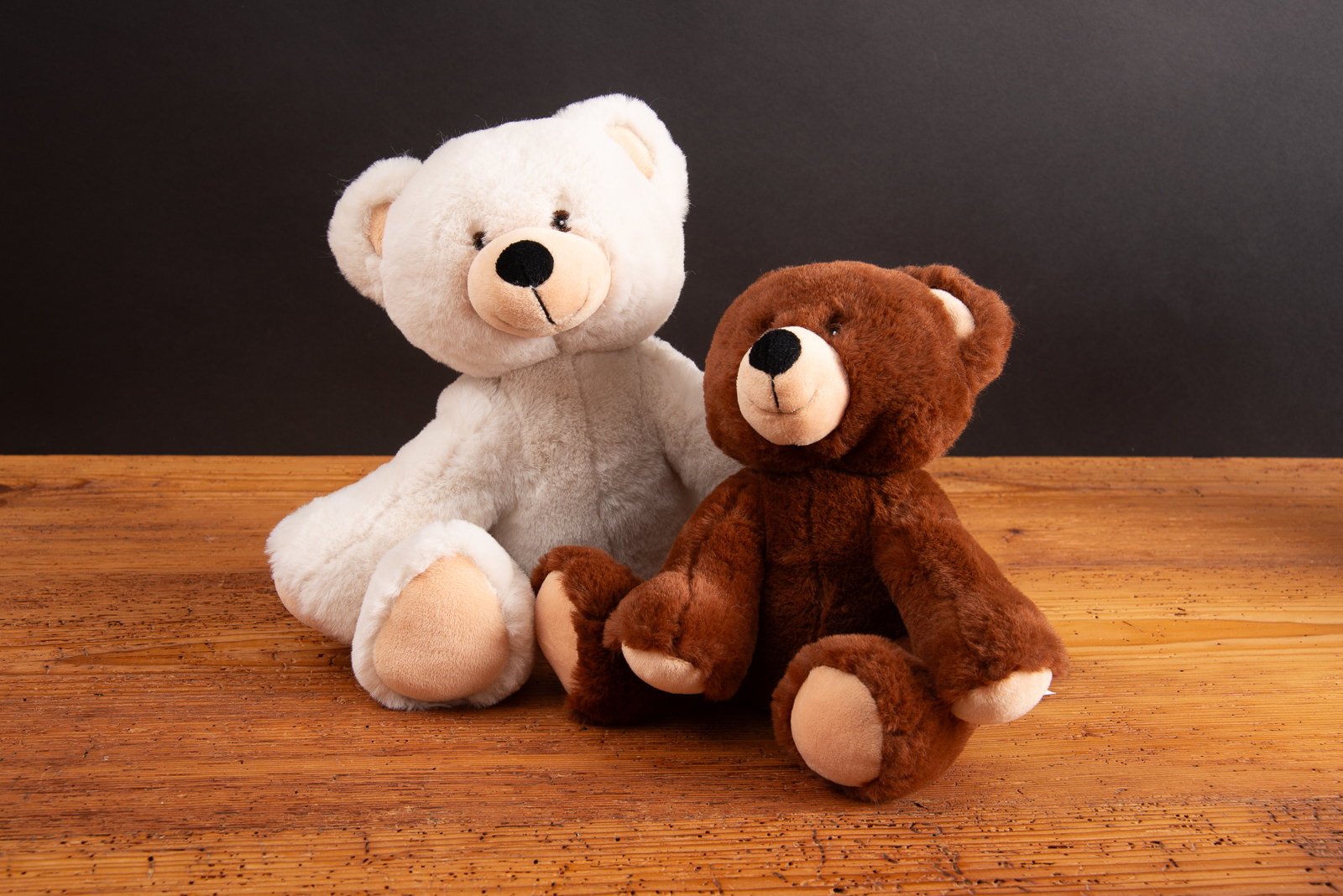 Nachhaltiger RecycelB&auml;r als Pl&uuml;sch-Werbeartikel mit gestickten Augen in Wei&szlig; und Braun.