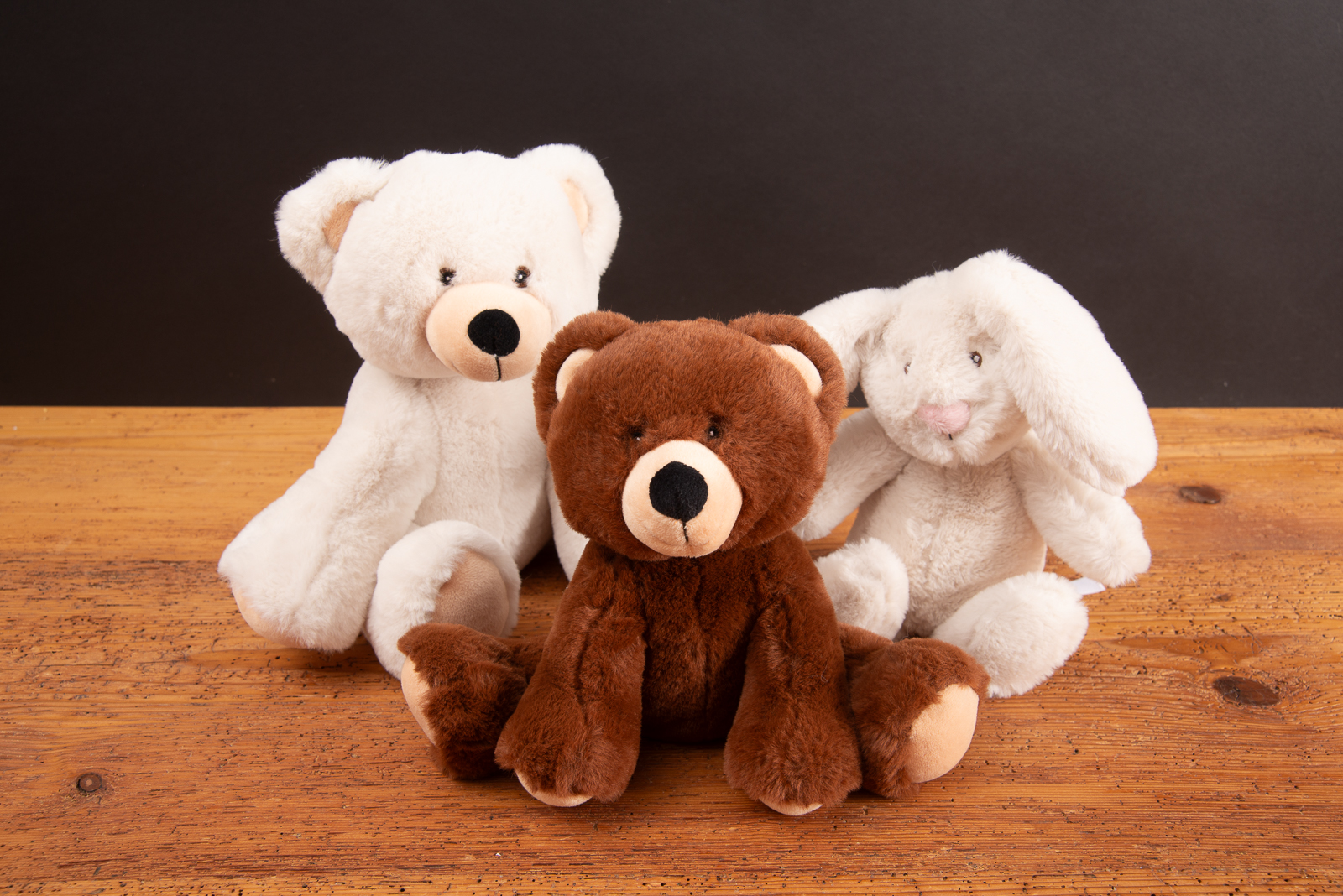 RecycelB&auml;r und RecycelHase als nachhaltige Pl&uuml;sch-Werbeartikel mit gestickten Augen.