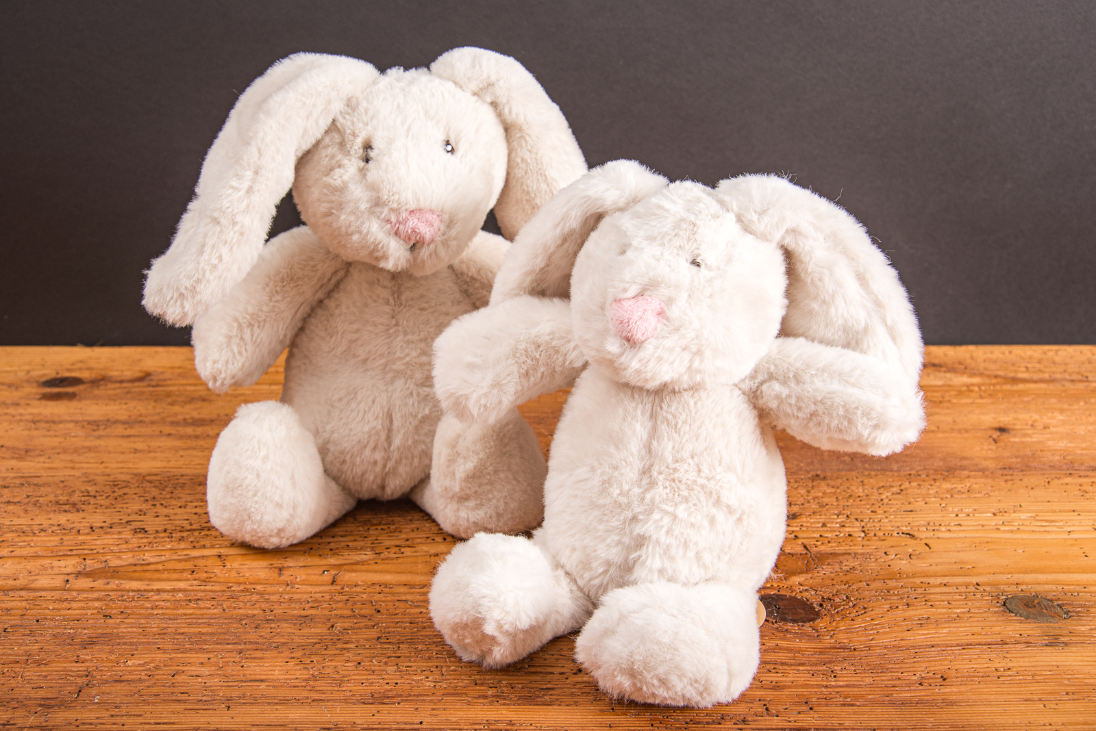 Zwei RecycelHasen als nachhaltige Pl&uuml;sch-Werbeartikel mit gestickten Augen.