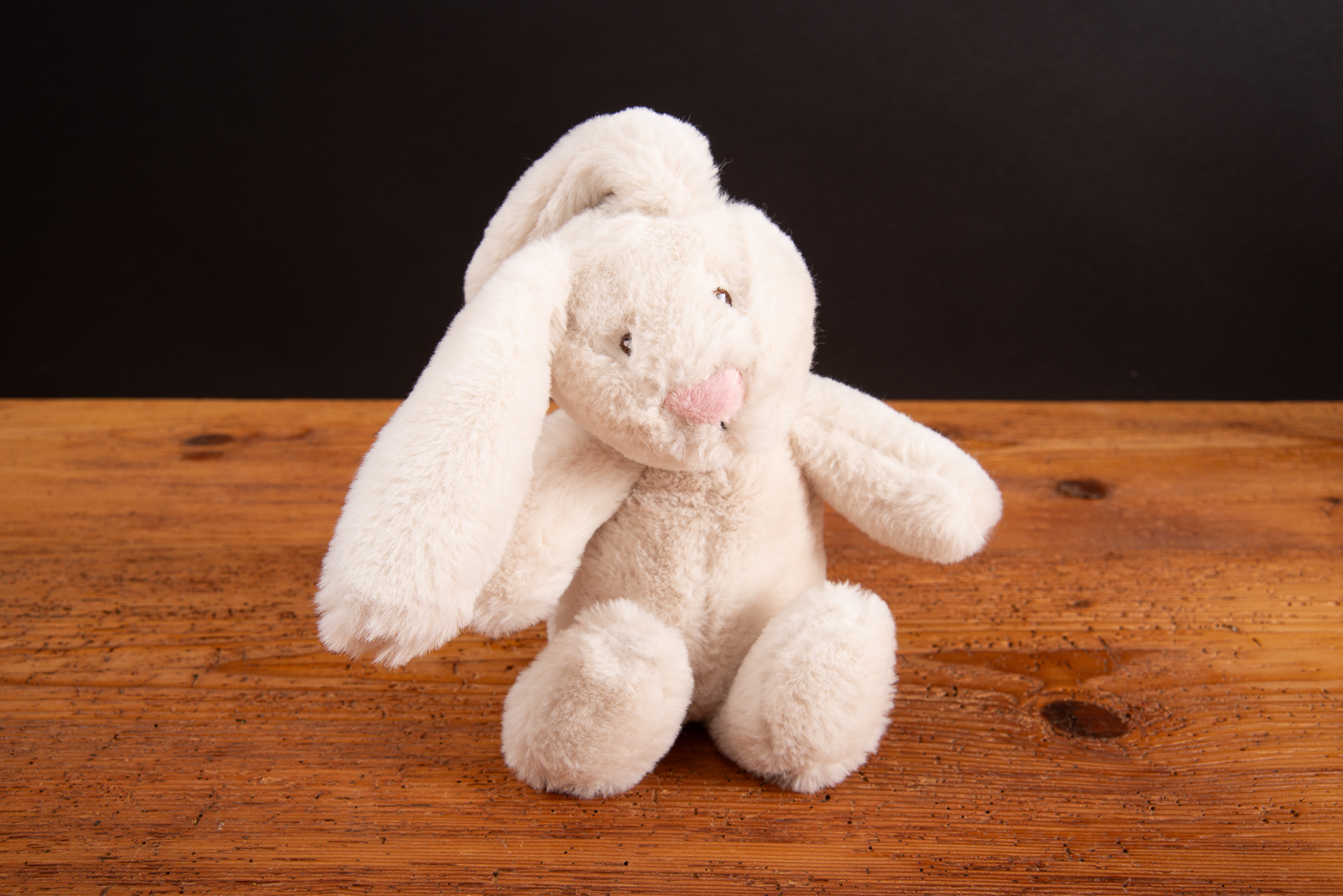 RecycelHase als nachhaltiger Pl&uuml;sch-Werbeartikel mit gestickten Augen.