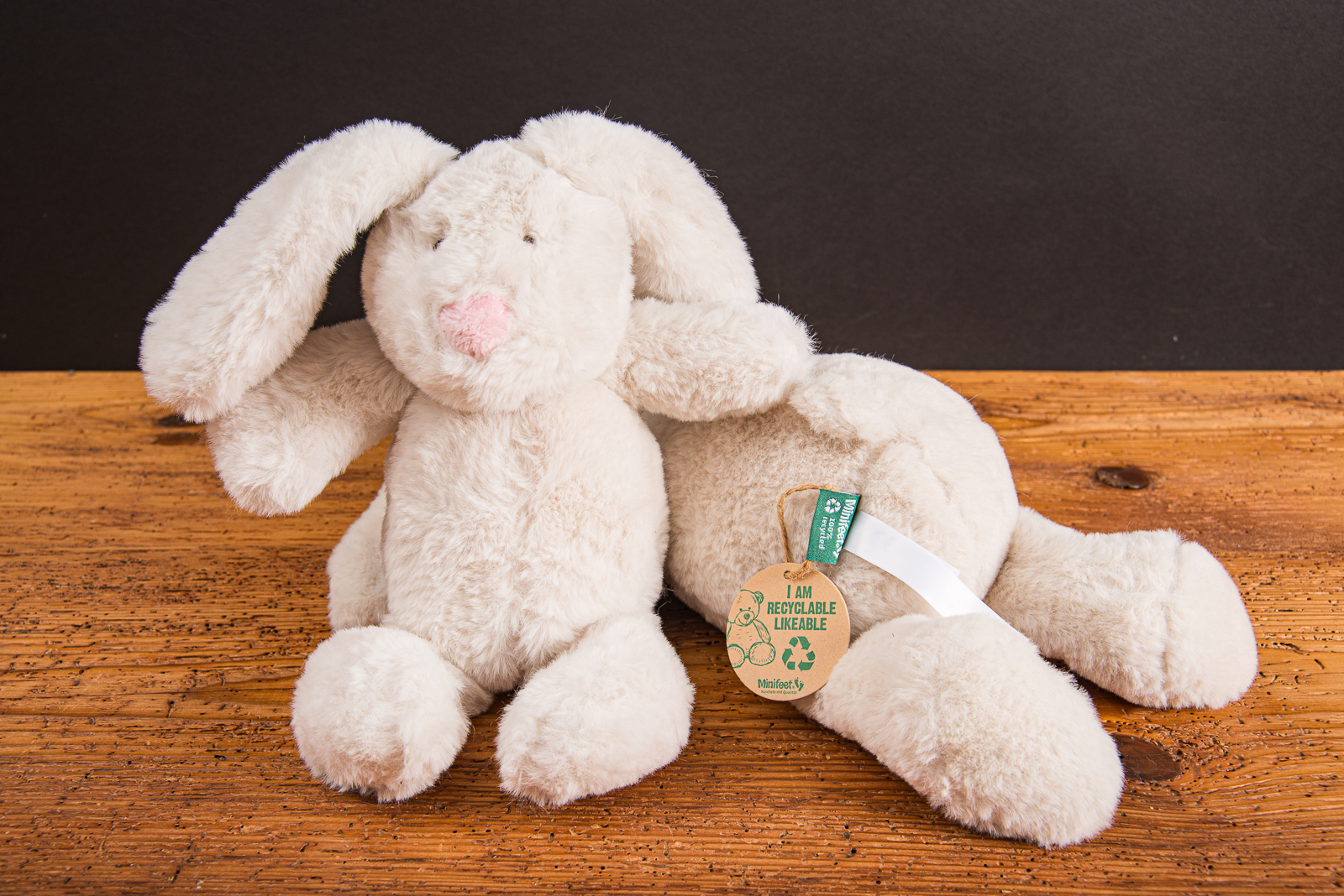 RecycelHasen als nachhaltige Pl&uuml;sch-Werbeartikel mit gestickten Augen.