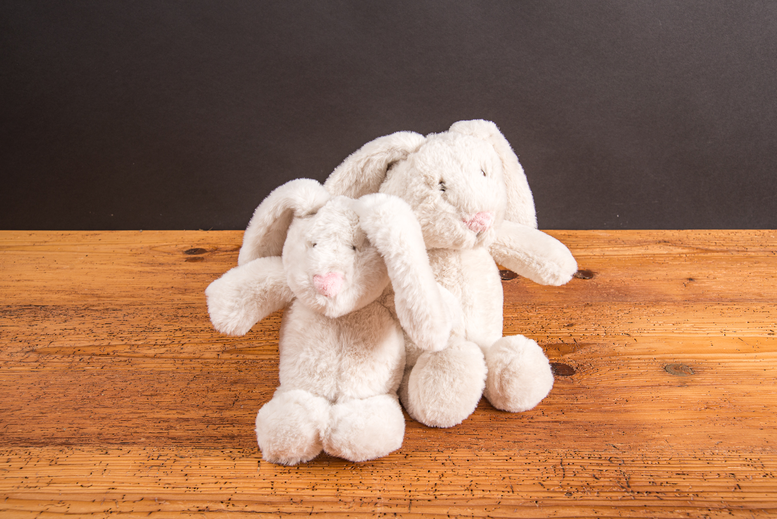 RecycelHase als nachhaltiger Pl&uuml;sch-Werbeartikel mit gestickten Augen und Recycling-Anh&auml;nger.