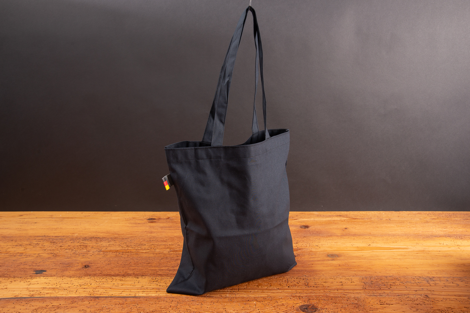 Schwarze Tragetasche aus Baumwolle Made in Germany als hochwertiger Werbeartikel mit Logo bedrucken