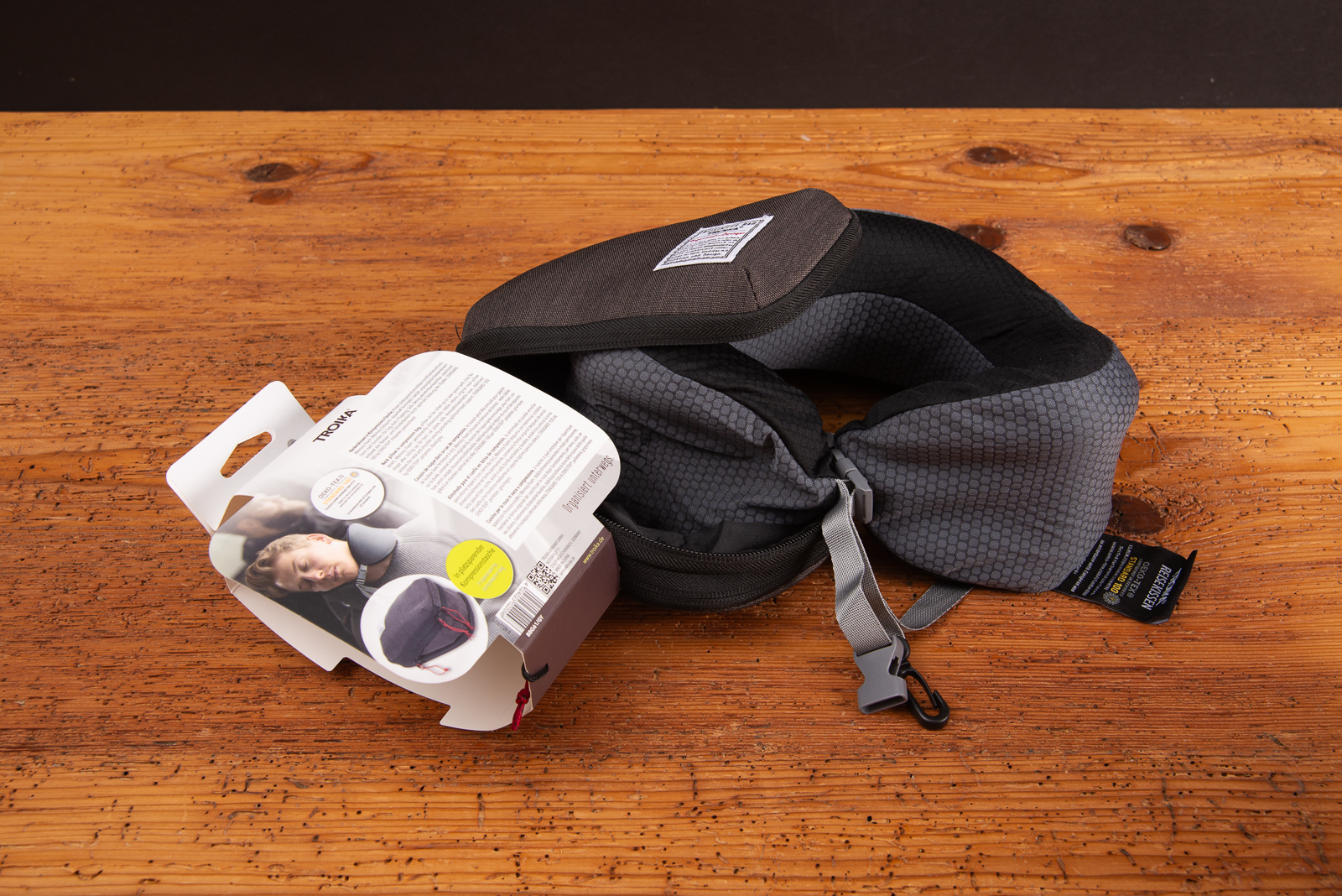 Troika Nackenkissen mit Logo aus Memory-Schaum ge&ouml;ffnet, mit verstellbarem Verschluss.