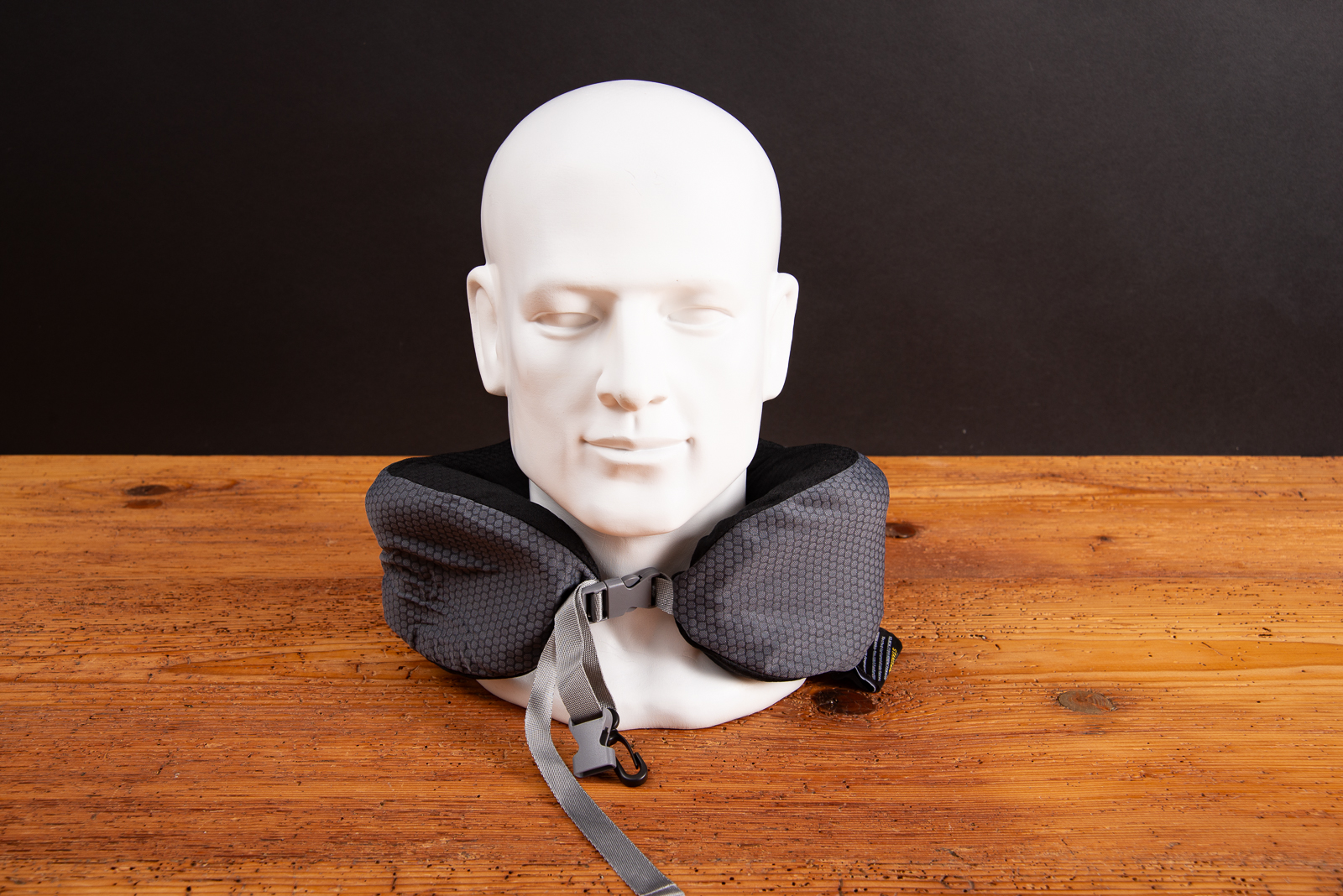 Troika Nackenkissen mit Logo am Modell getragen &ndash; ergonomisches Reisekissen aus Memory-Schaum.