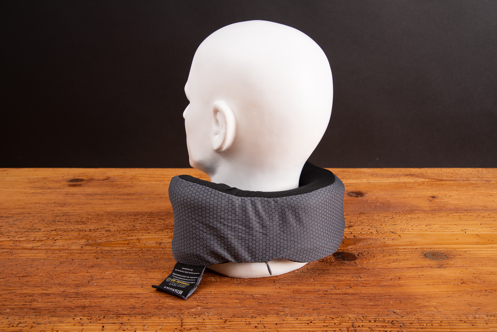 Troika Nackenkissen mit Logo R&uuml;ckansicht am Modell, weich gepolstert und formstabil.