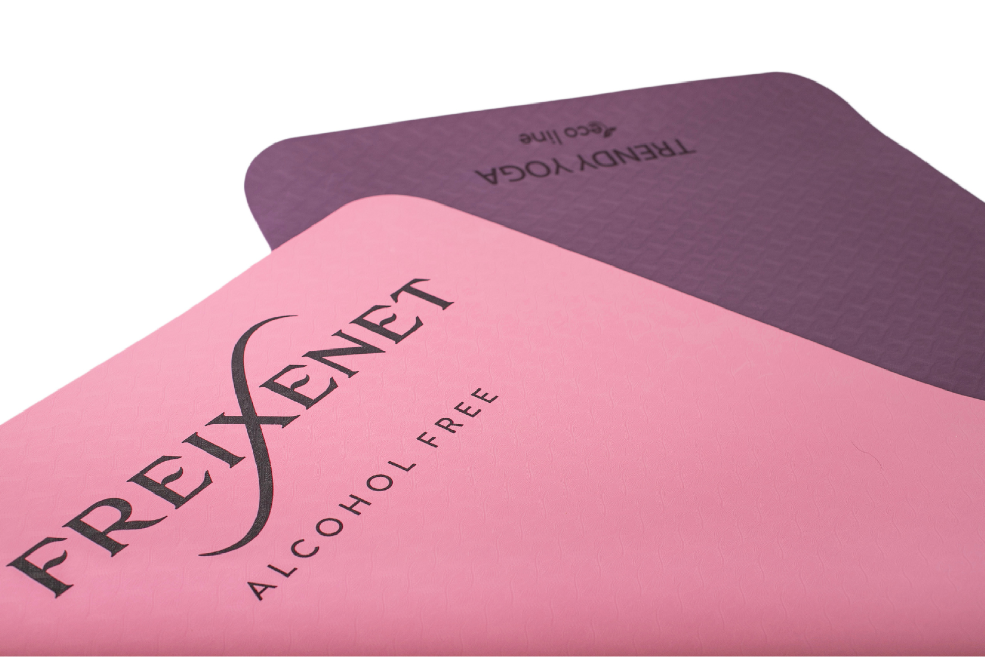 Individuell bedruckte Yogamatte mit Freixenet 0,0% Logo als Werbeartikel f&uuml;r eine Yoga Event-Sponsoring-Aktion.