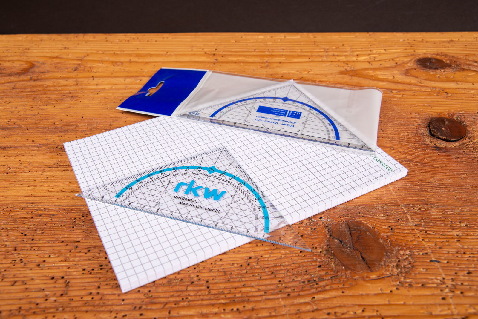 Geodreieck bedrucken mit Logo inklusive Schutzh&uuml;lle &ndash; praktisches Giveaway f&uuml;r Ausbildung und Schule