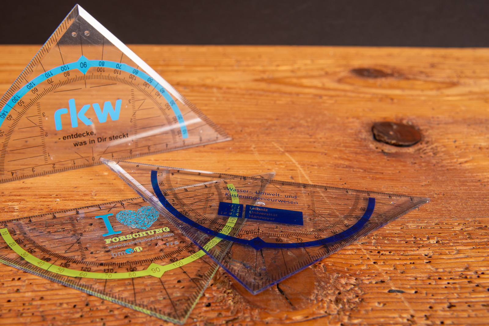 Geodreiecke mit Logo in verschiedenen Farben &ndash; langlebiges Werbemittel f&uuml;r Studenten und Azubis