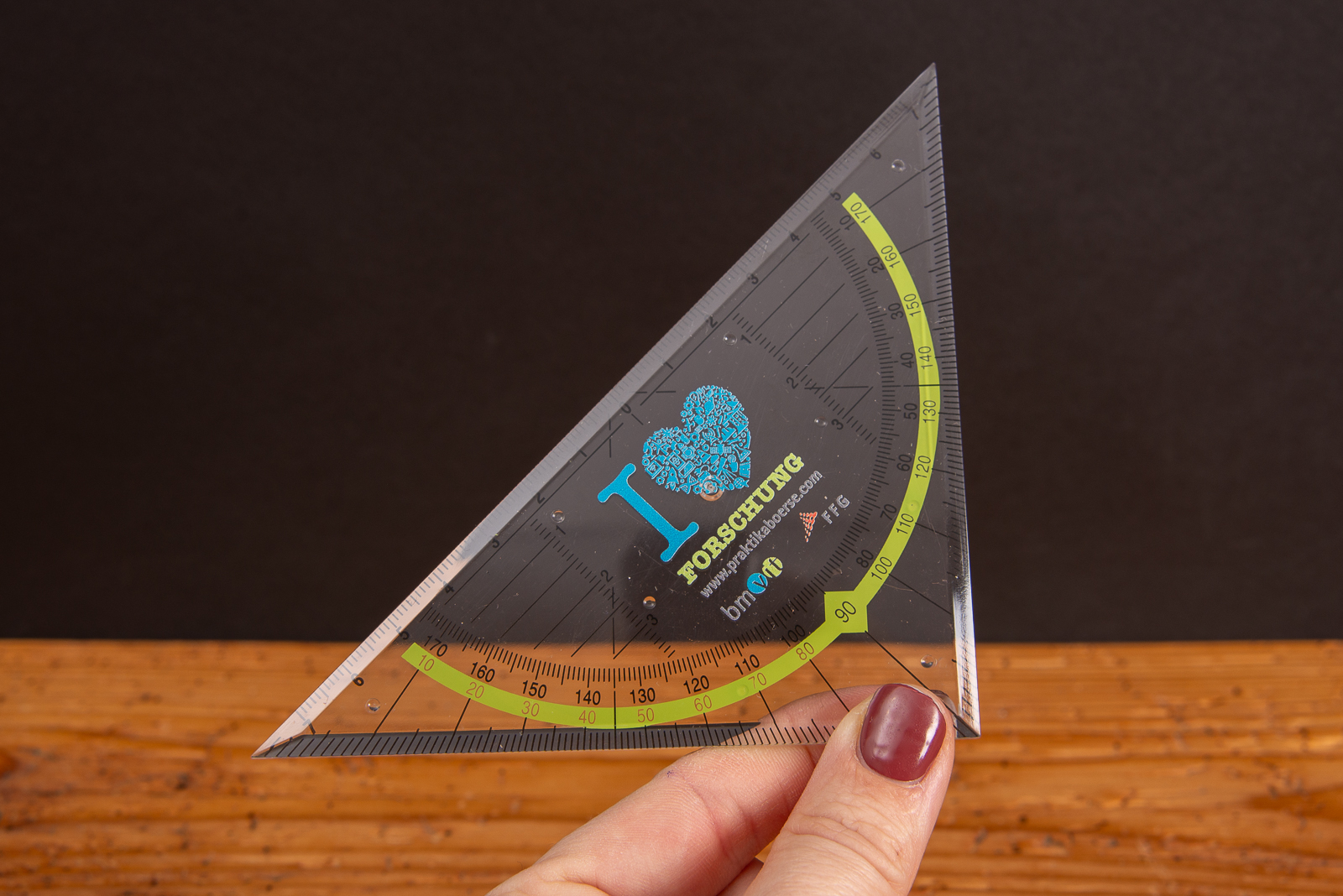 Transparentes Geodreieck mit Logo bedruckt &ndash; pr&auml;zises Schulzubeh&ouml;r als Werbeartikel