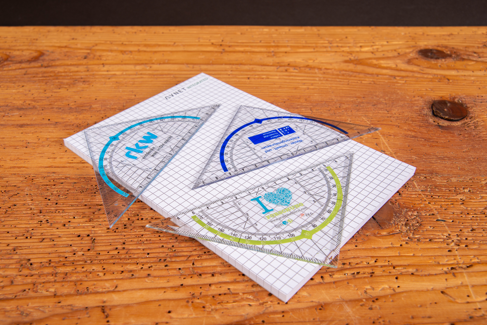 Geodreieck Werbegeschenk f&uuml;r Ausbildungsmesse &ndash; personalisiert mit Logo f&uuml;r Sch&uuml;ler und Studenten