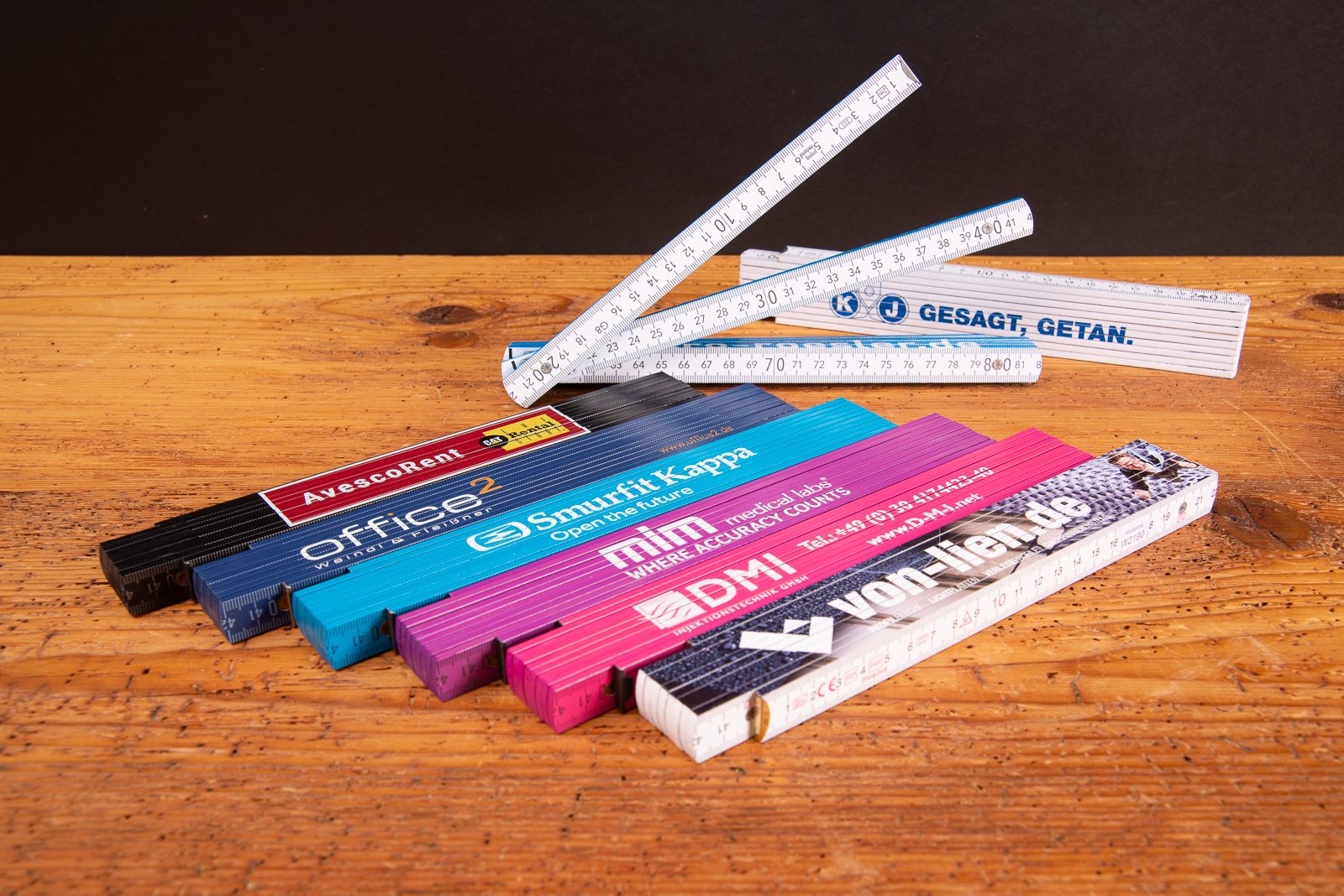Gliederma&szlig;stab mit Logo bedrucken &ndash; farbige Zollst&ouml;cke als Werbeartikel und Giveaway f&uuml;r Handwerk und Bau
