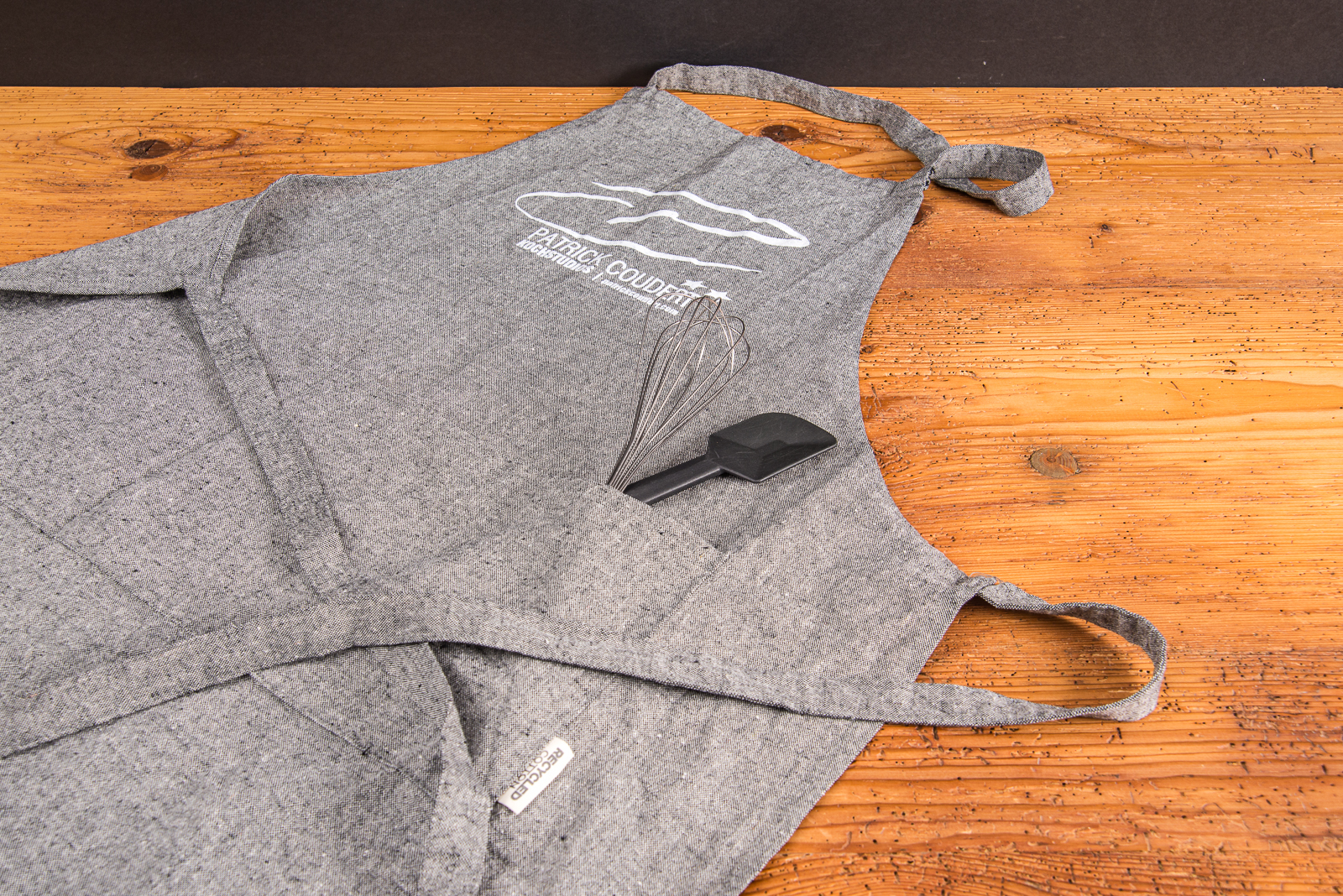 Kochsch&uuml;rze mit Logo bedrucken lassen &ndash; personalisierte Grillsch&uuml;rze als hochwertiges Giveaway aus Recyclingmaterial