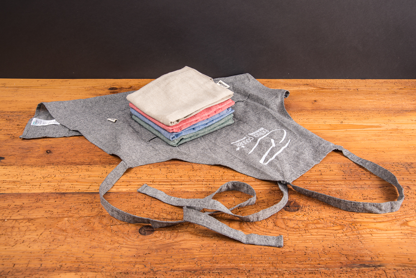 Grillsch&uuml;rze personalisiert mit Logo &ndash; nachhaltige Kochsch&uuml;rze aus recycelter Baumwolle als Werbeartikel