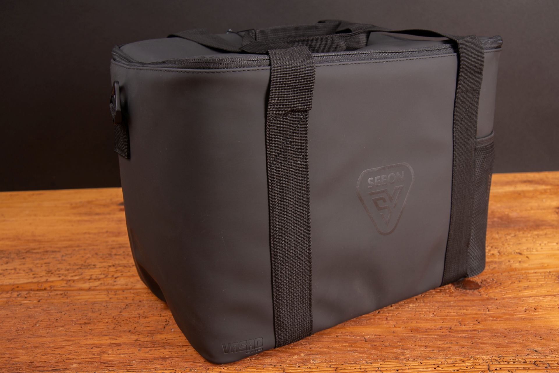VASAD K&uuml;hltasche Style mit Logo als Werbeartikel &ndash; hochwertige schwarze K&uuml;hlbox-Tasche f&uuml;r Getr&auml;nke und Snacks.