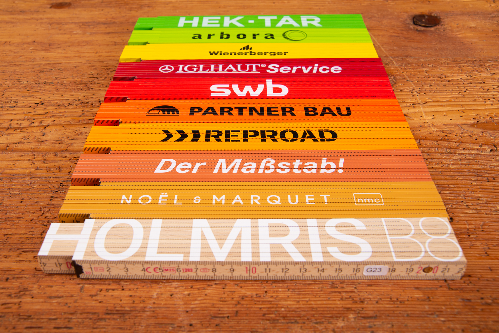Meterstab mit Logo bedrucken &ndash; farbige Zollst&ouml;cke als Werbeartikel f&uuml;r Handwerk, Bau und Industrie