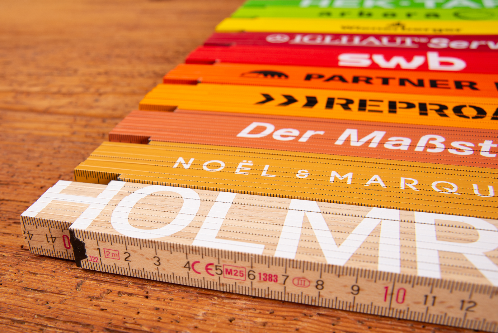 Bedruckter Meterstab mit Logo &ndash; hochwertiger Zollstock als langlebiges Werbegeschenk f&uuml;r Handwerk und Baugewerbe