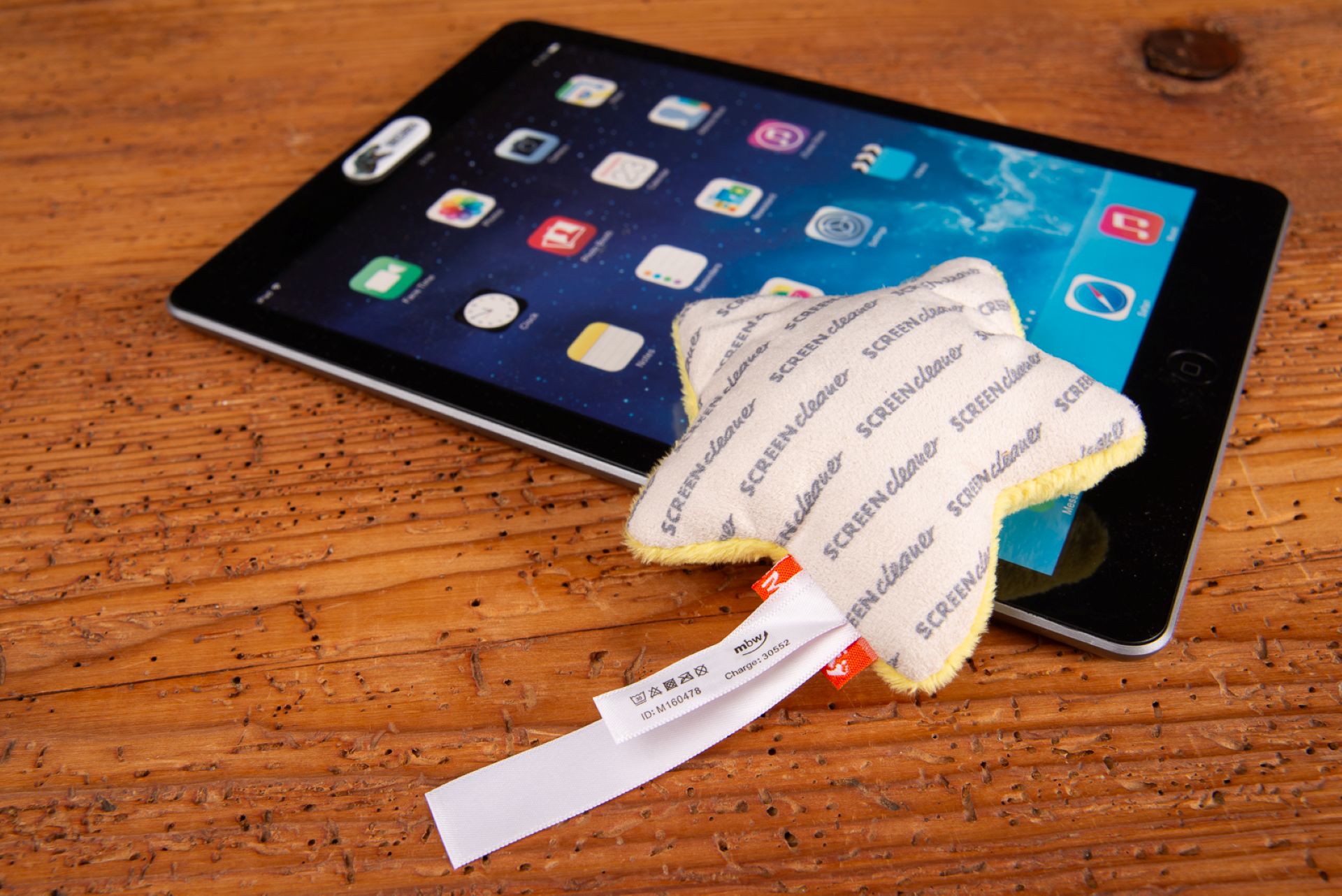 Schmoozies Displayreiniger mit Mikrofaser-Unterseite zur Reinigung von Smartphone- und Tablet-Displays als Werbeartikel.