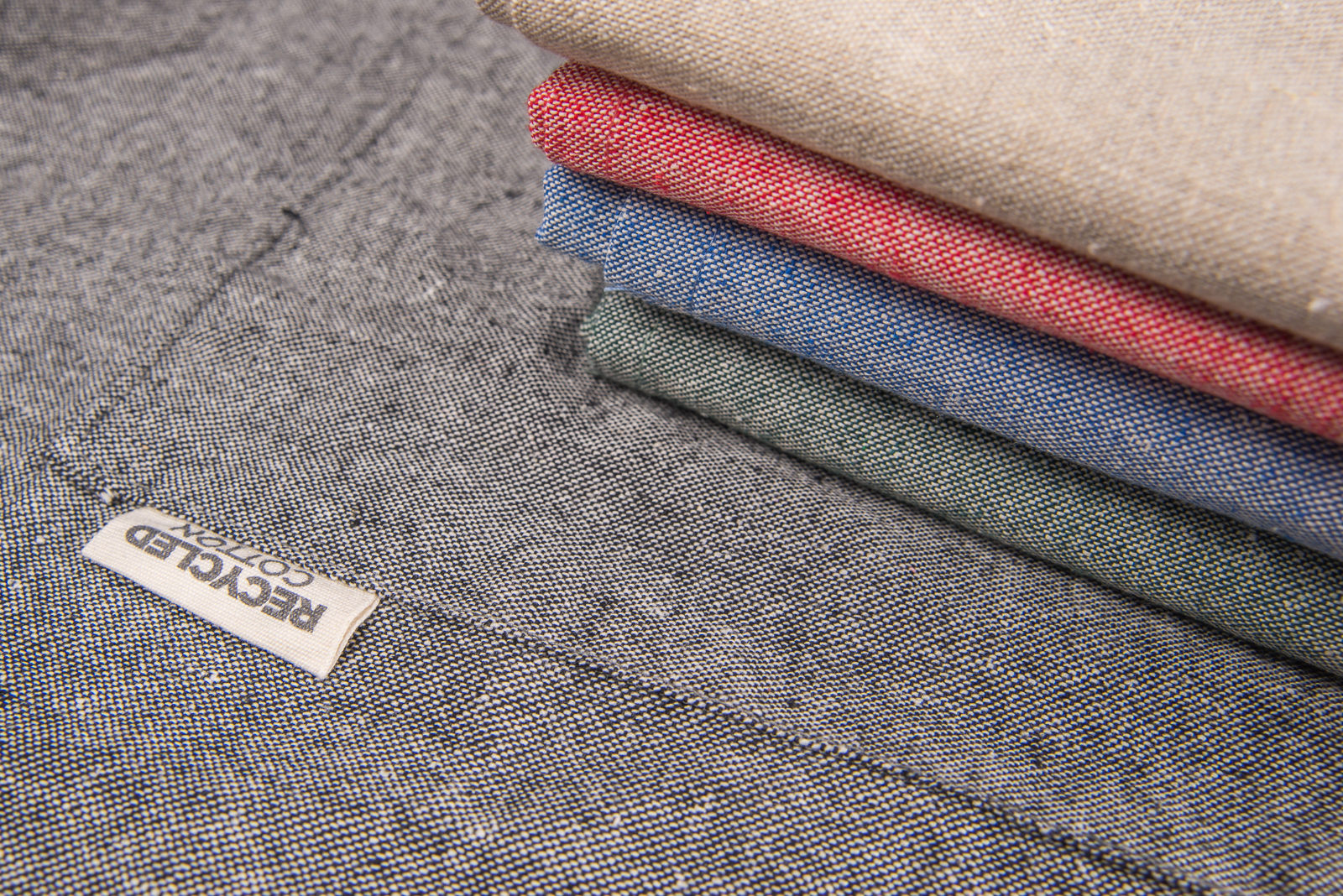 Detailaufnahme Sch&uuml;rze mit Logo-Etikett &ndash; hochwertige, personalisierte Kochsch&uuml;rze aus nachhaltigem Material