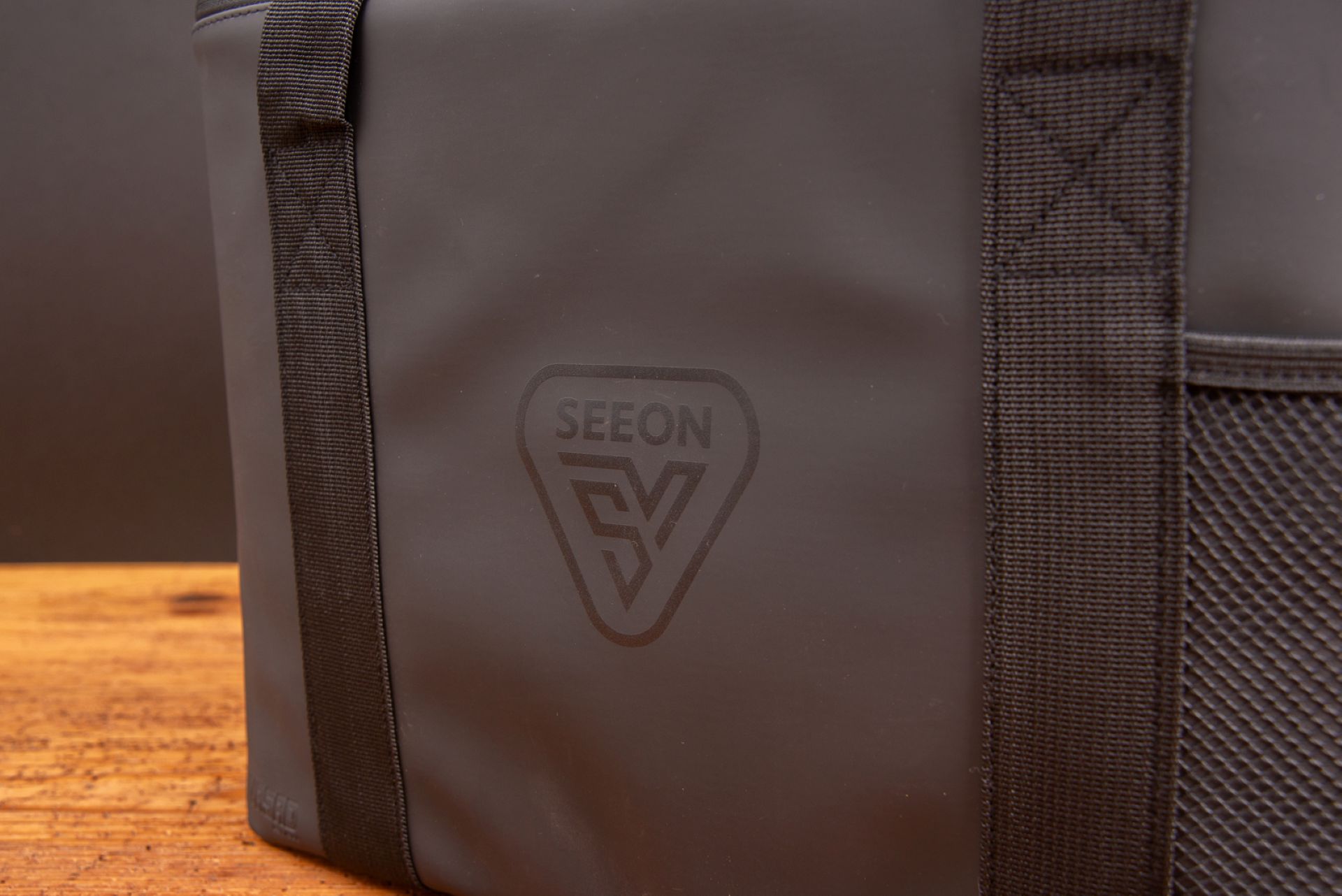 Detailansicht der VASAD K&uuml;hltasche Style mit Vereinslogo &ndash; hochwertige K&uuml;hltasche als Werbeartikel oder Vereinsmerch.