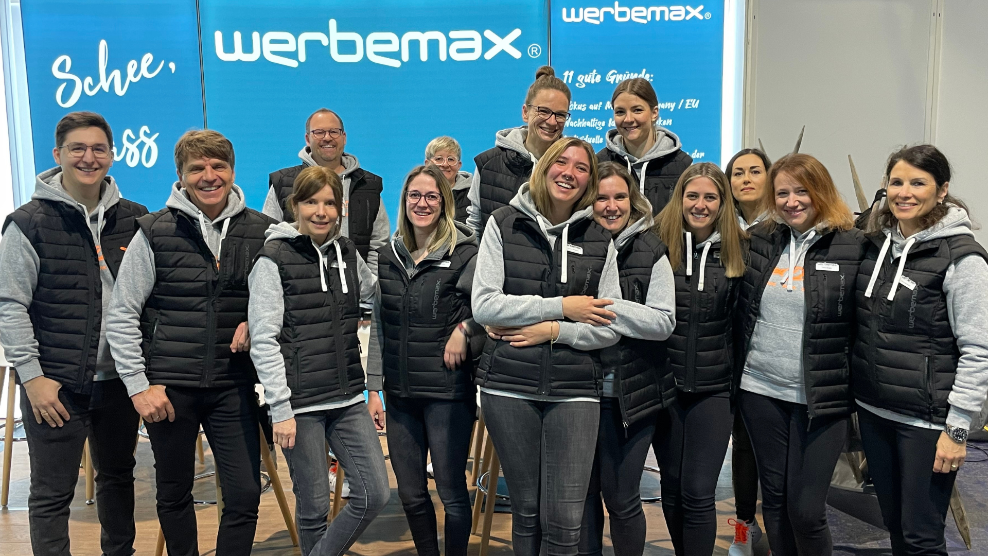 werbemax Teamfoto auf einer Messe &ndash; Mitarbeiterinnen und Mitarbeiter des Werbeartikel-Spezialisten werbemax.