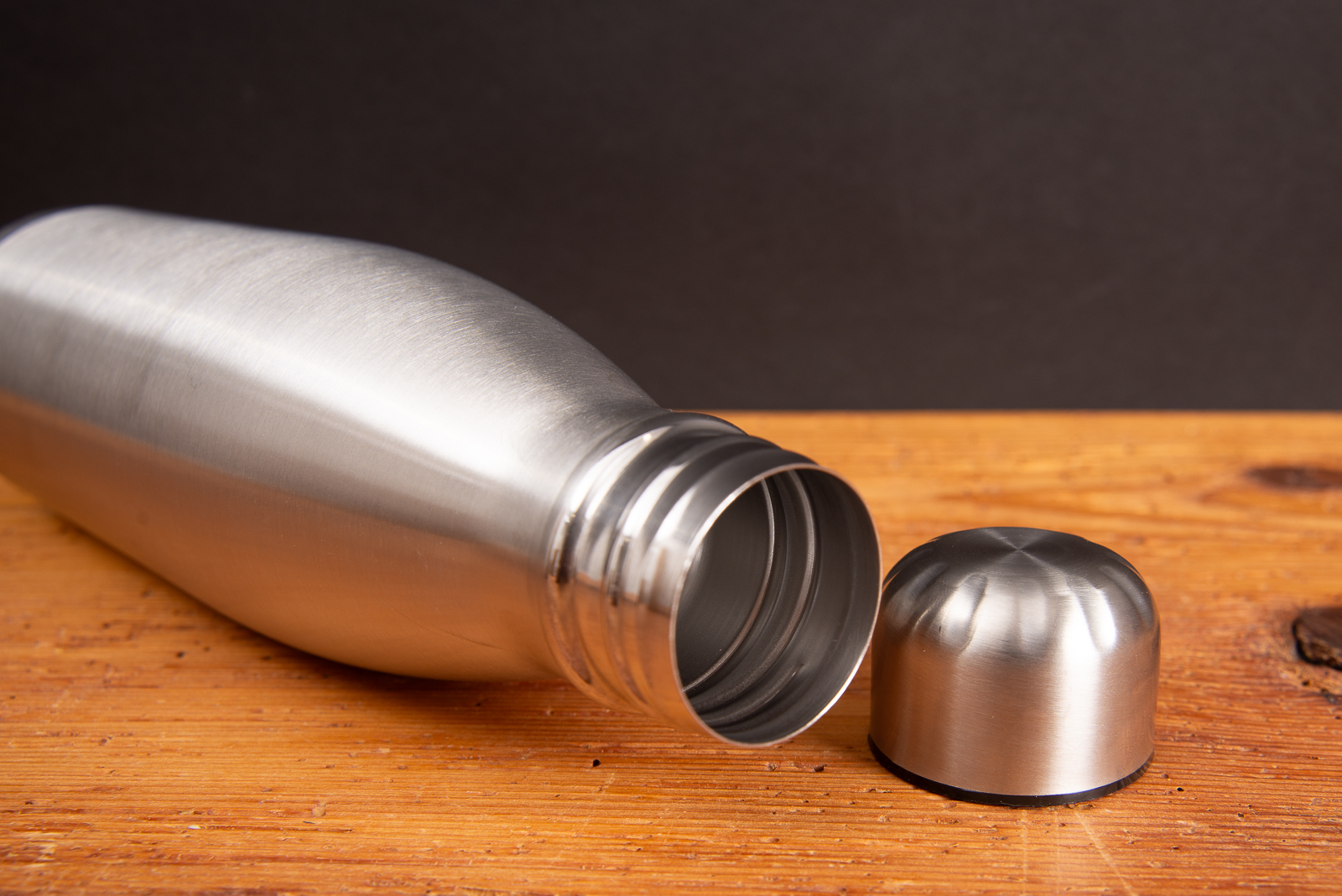 Edelstahl-Trinkflasche PowerSteel mit ge&ouml;ffnetem Schraubverschluss Detailansicht hochwertiger Werbeartikel